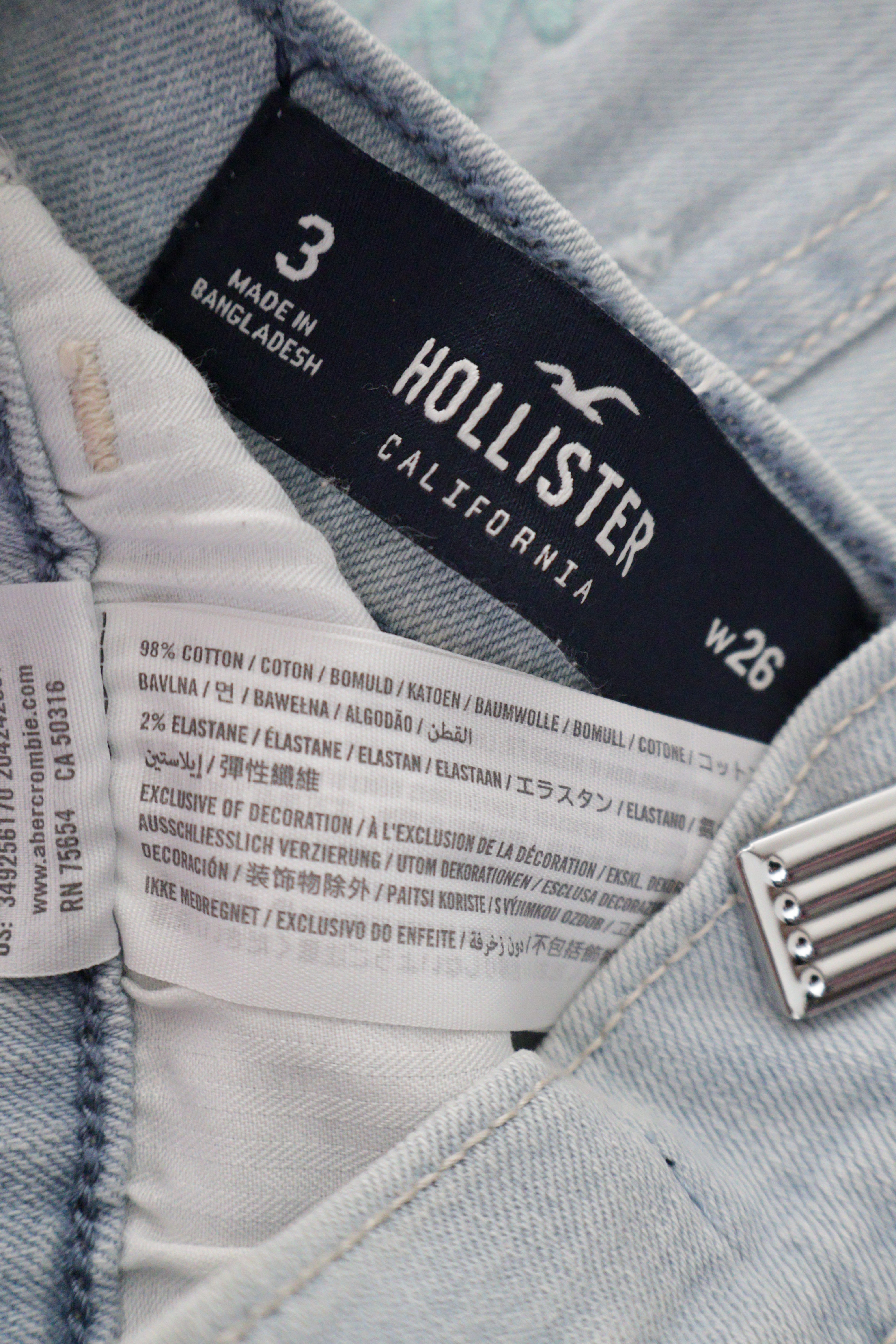 Eticheta marime si compozitie (rotita dreapta) - Blugi scurți - Hollister albastru deschis cu tiv franjurat si broderii discrete – S – Femei