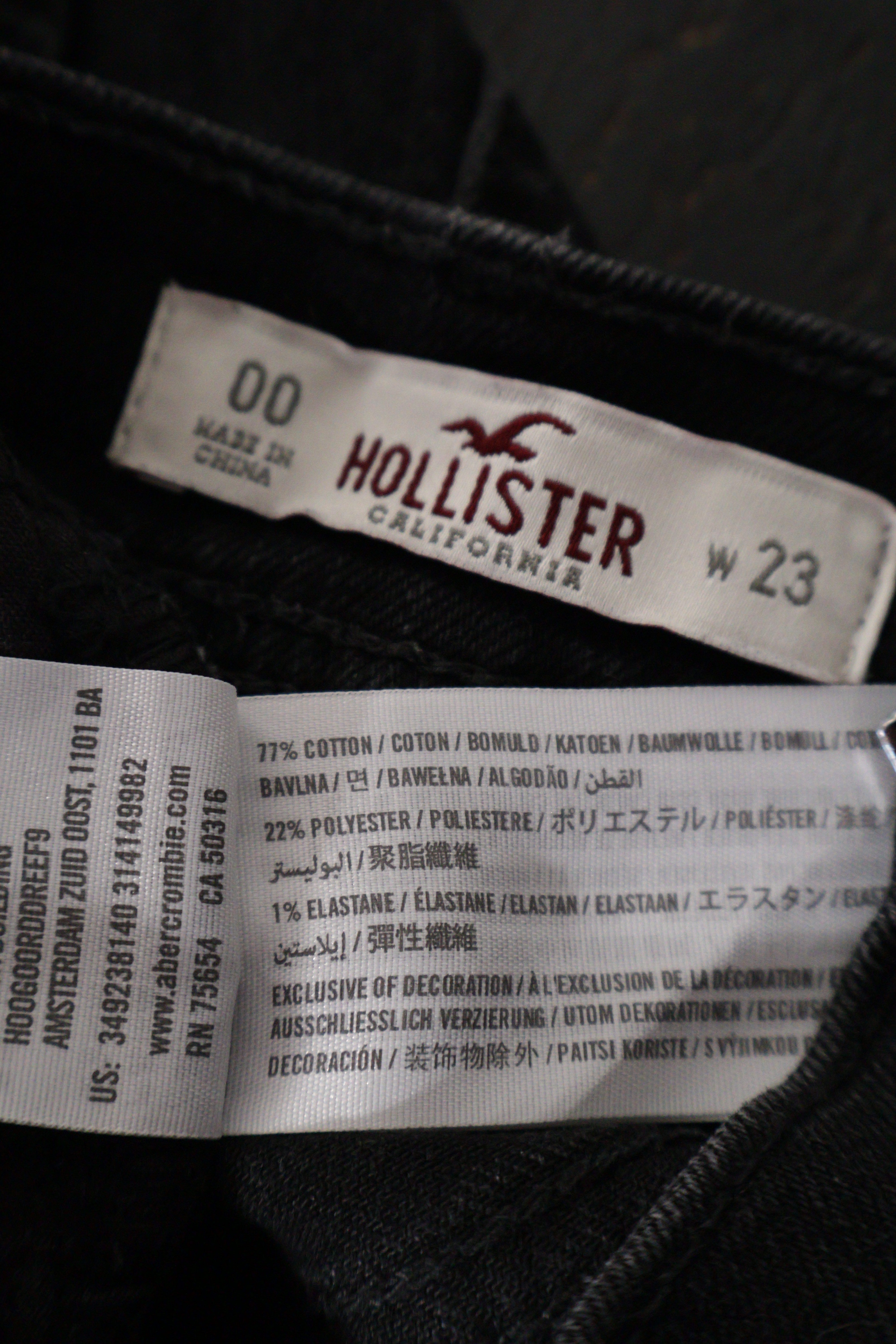 Eticheta marime si compozitie (rotita dreapta) - Blugi scurți - Hollister negri din denim prespalat cu margini franjurate – XS – Femei