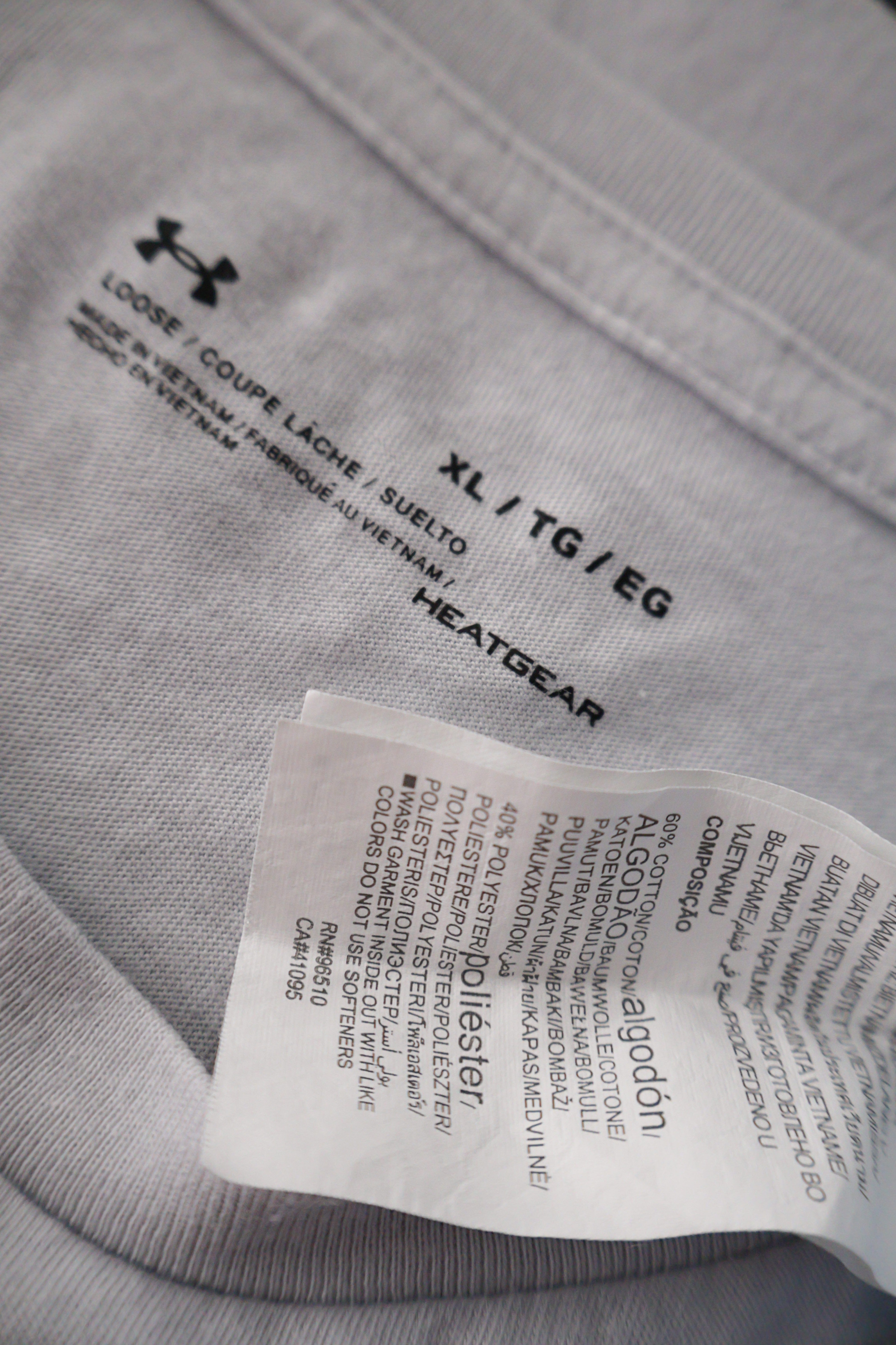 Eticheta marime si compozitie (rotita dreapta) - Tricou - Under Armour gri deschis cu imprimeu frontal mare – XL – Bărbați