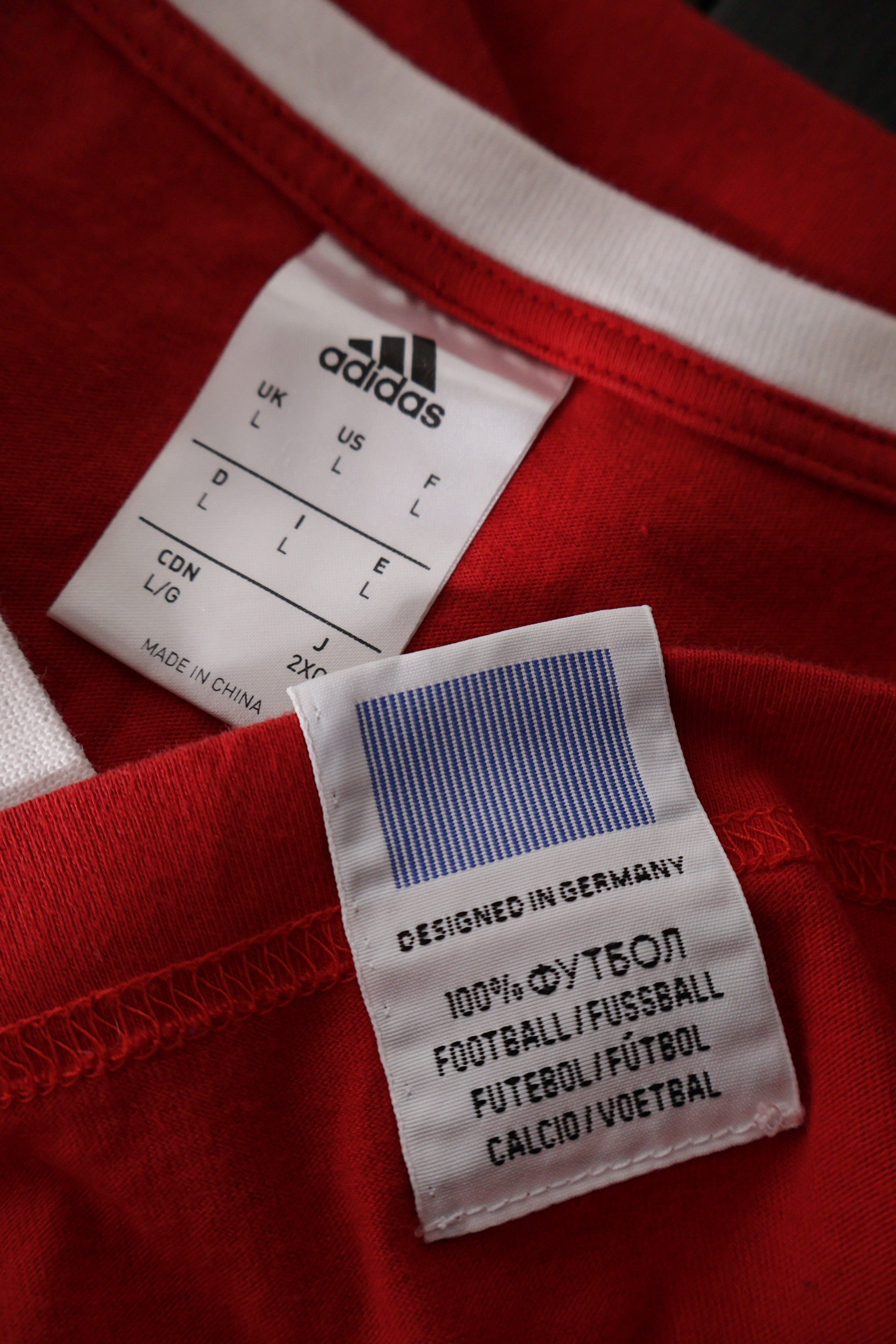 Eticheta marime si compozitie (rotita dreapta) - Tricou - Adidas roșu cu print geometric alb – L – Bărbați