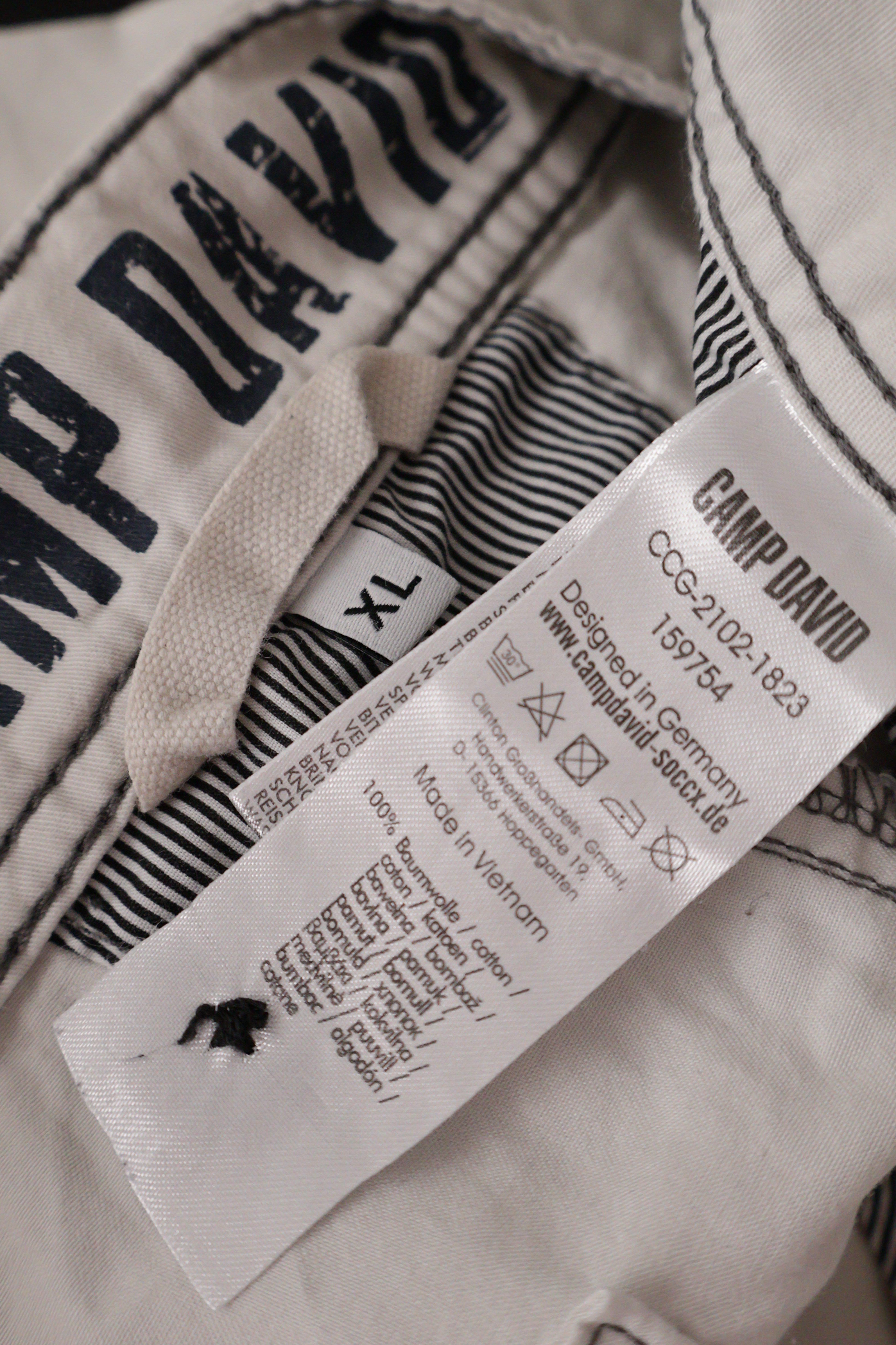 Eticheta marime si compozitie (rotita dreapta) - Pantaloni scurți - Camp David alb din bumbac cu buzunare cargo – XL – Bărbați