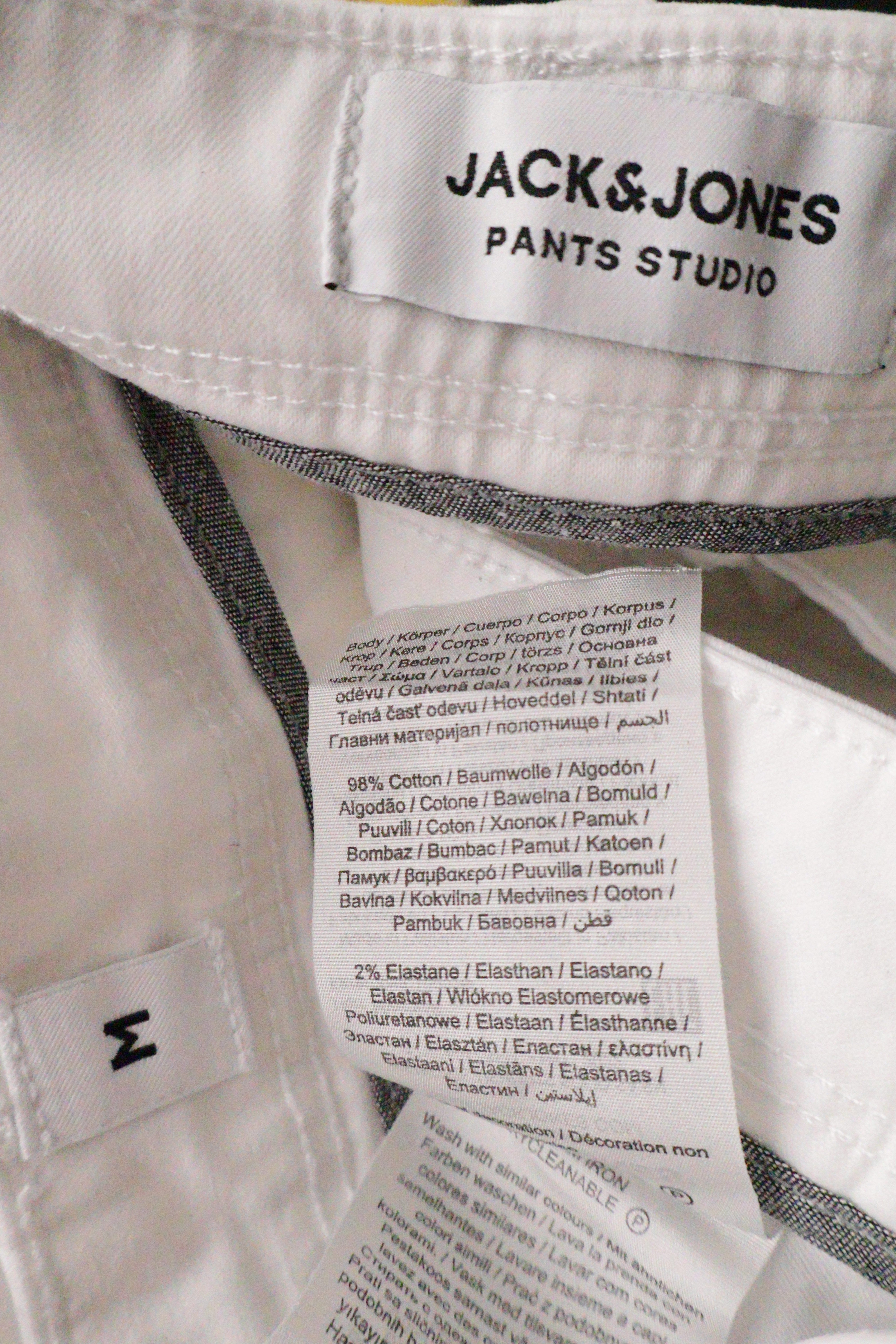 Eticheta marime si compozitie (rotita dreapta) - Pantaloni scurți - Jack&Jones albi din bumbac cu croială relaxată – M – Bărbați