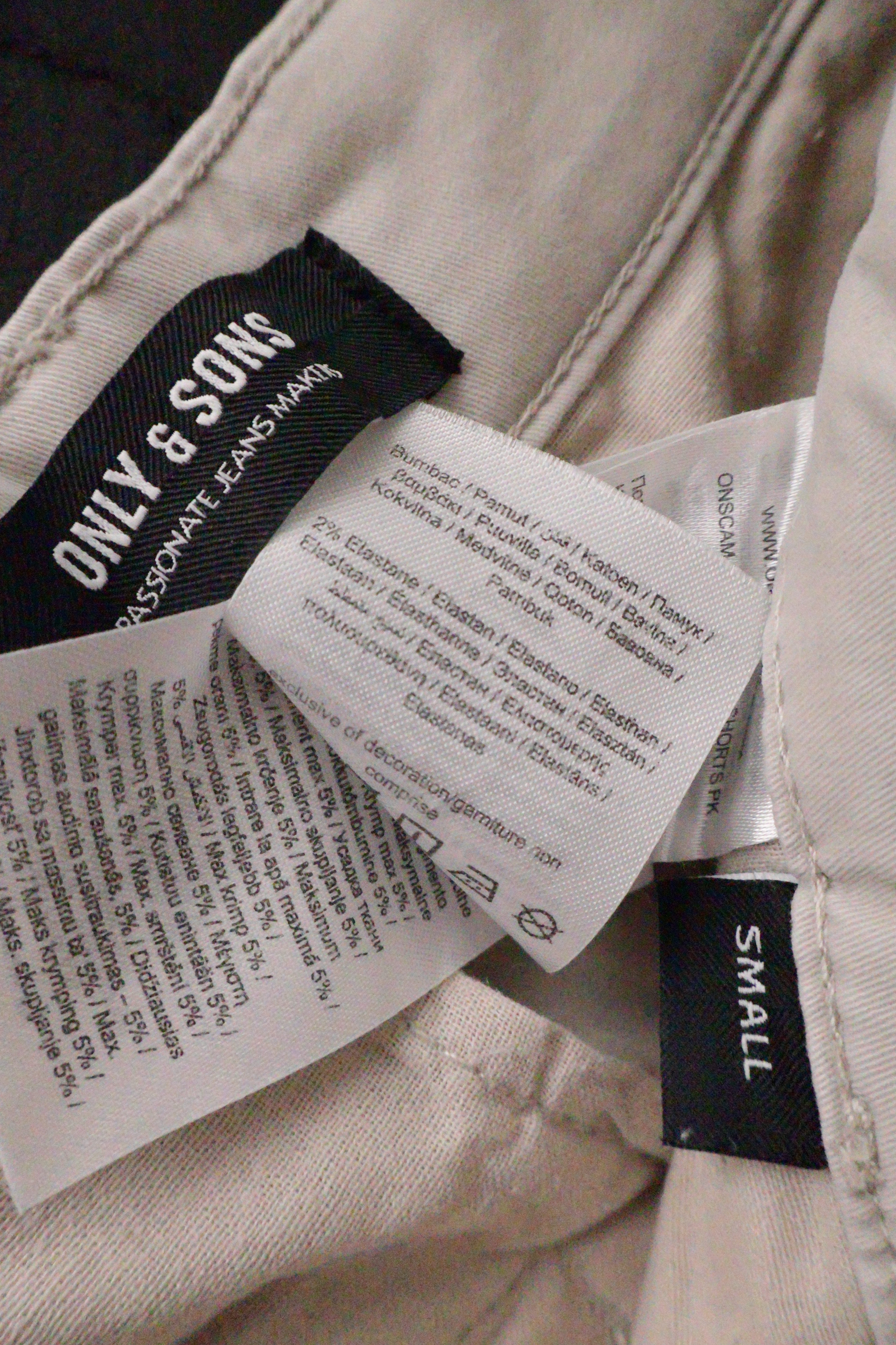 Eticheta marime si compozitie (rotita dreapta) - Pantaloni scurți - ONLY&SONS bej deschis din bumbac cu buzunare cargo – S – Bărbați