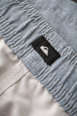 Eticheta marime si compozitie (rotita dreapta) - Pantaloni scurți - Quiksilver bleu deschis din material usor cu snur in talie – L – Bărbați