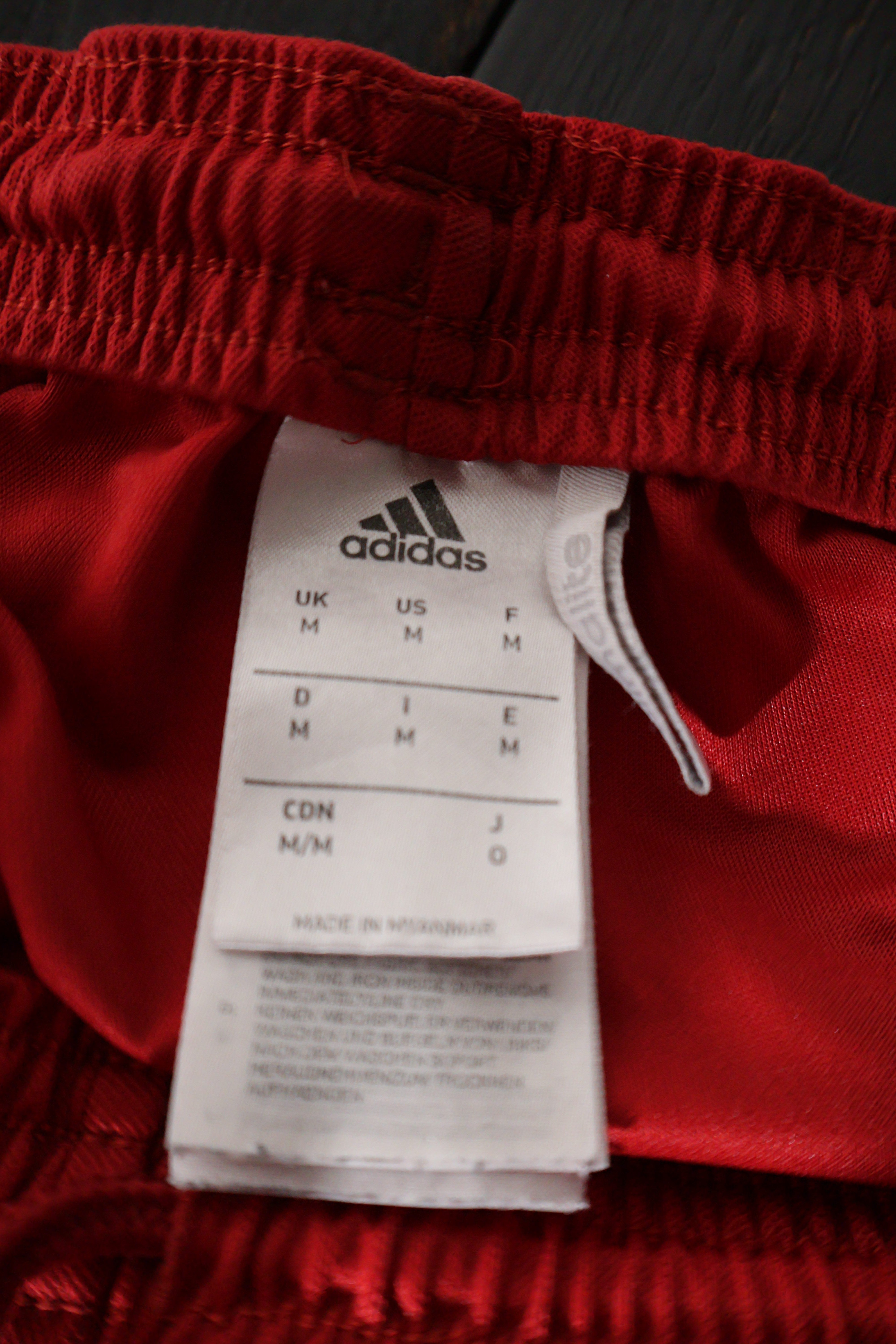 Eticheta marime si compozitie (rotita dreapta) - Pantaloni scurți - Adidas roșii din material sport cu talie elastică – M – Femei