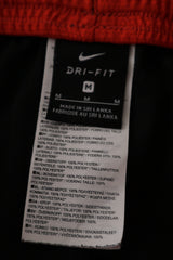 Eticheta marime si compozitie (rotita dreapta) - Pantaloni scurți - NIKE negri cu insertii rosii si croiala sport – M – Bărbați