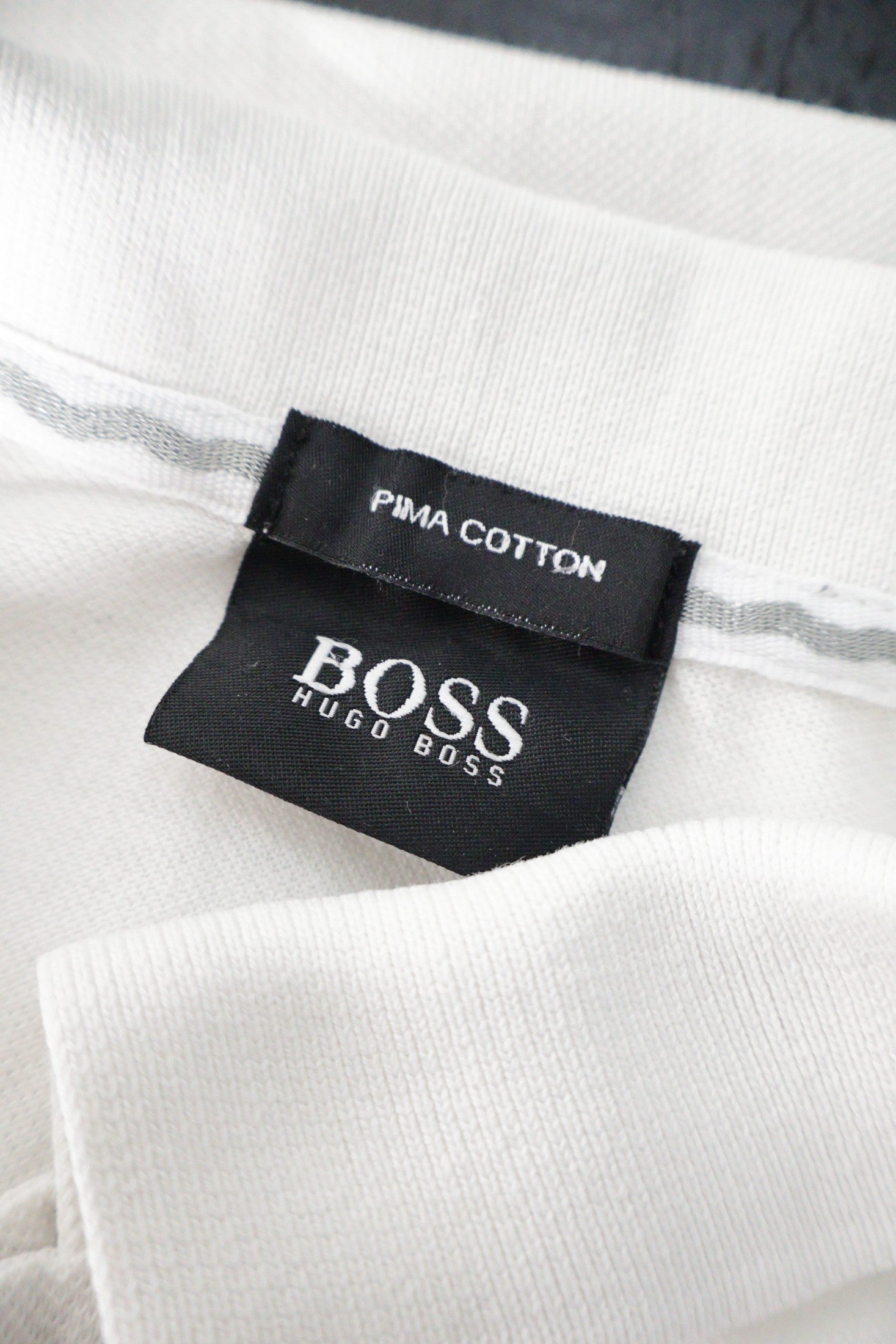 Tricou Hugo Boss alb mărime M etichetă mărime și compoziție second-hand premium