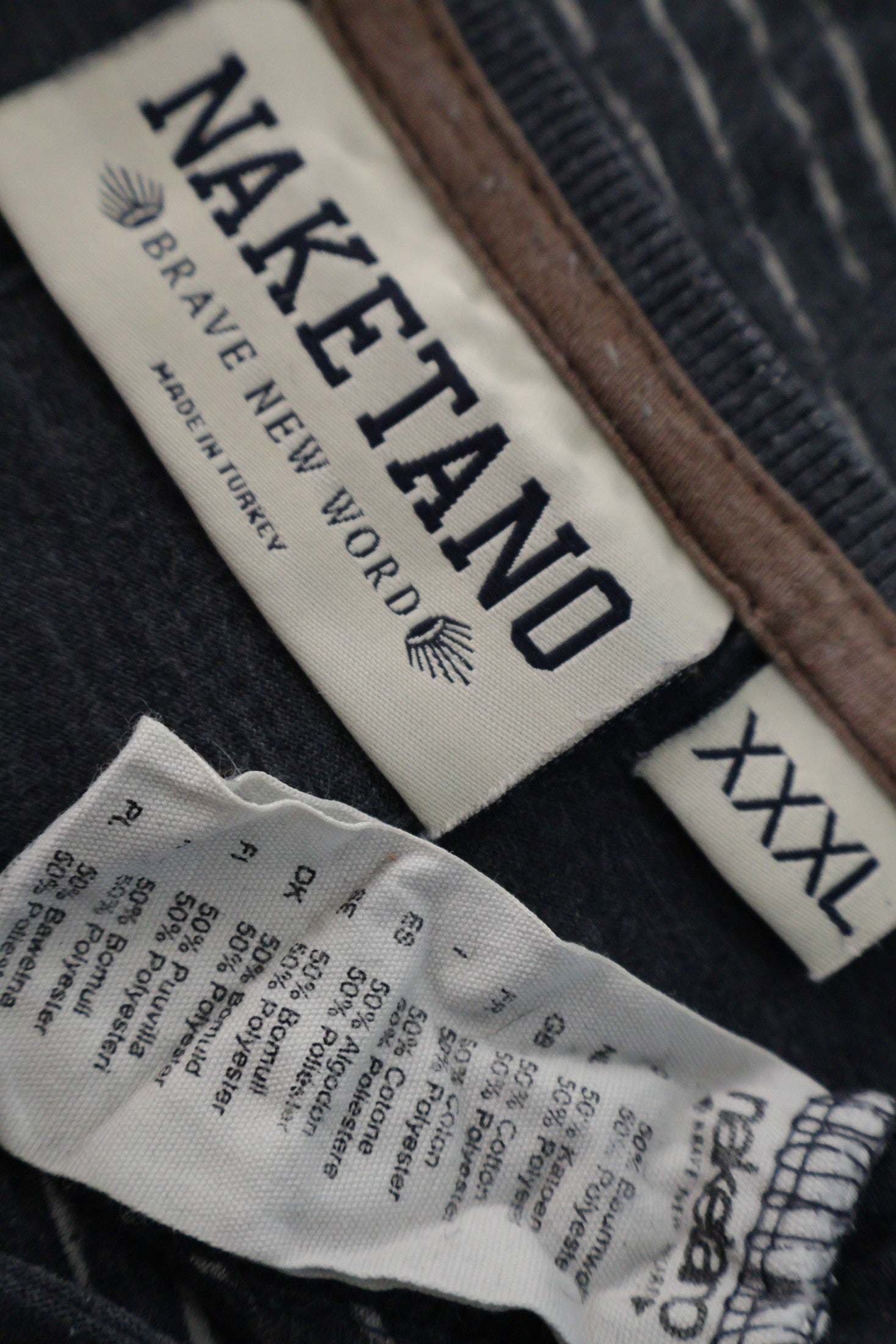 Tricou Naketano gri închis cu dungi albe mărime 3XL etichetă mărime și compoziție second-hand premium