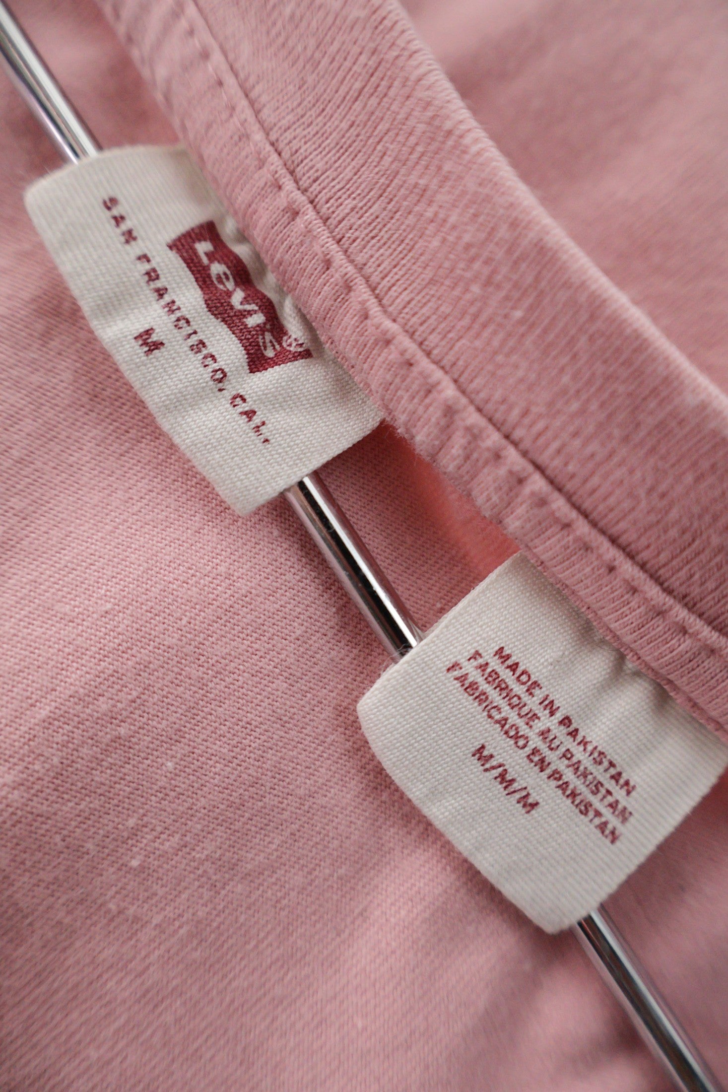 Tricou Levi's roz mărime M etichetă mărime și compoziție second-hand premium