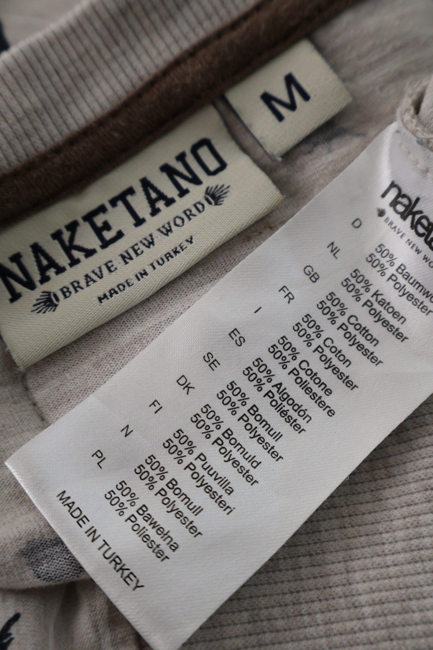 Tricou Naketano bej deschis mărime M etichetă mărime și compoziție second-hand premium