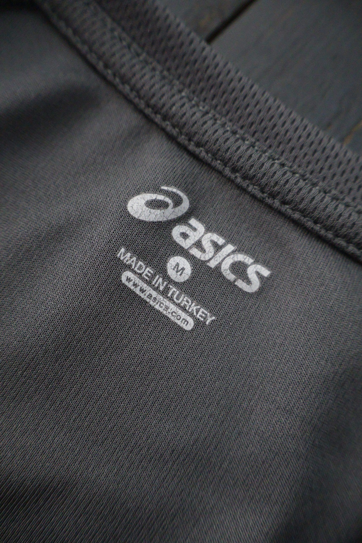 Tricou Asics gri mărime M etichetă mărime și compoziție second-hand premium