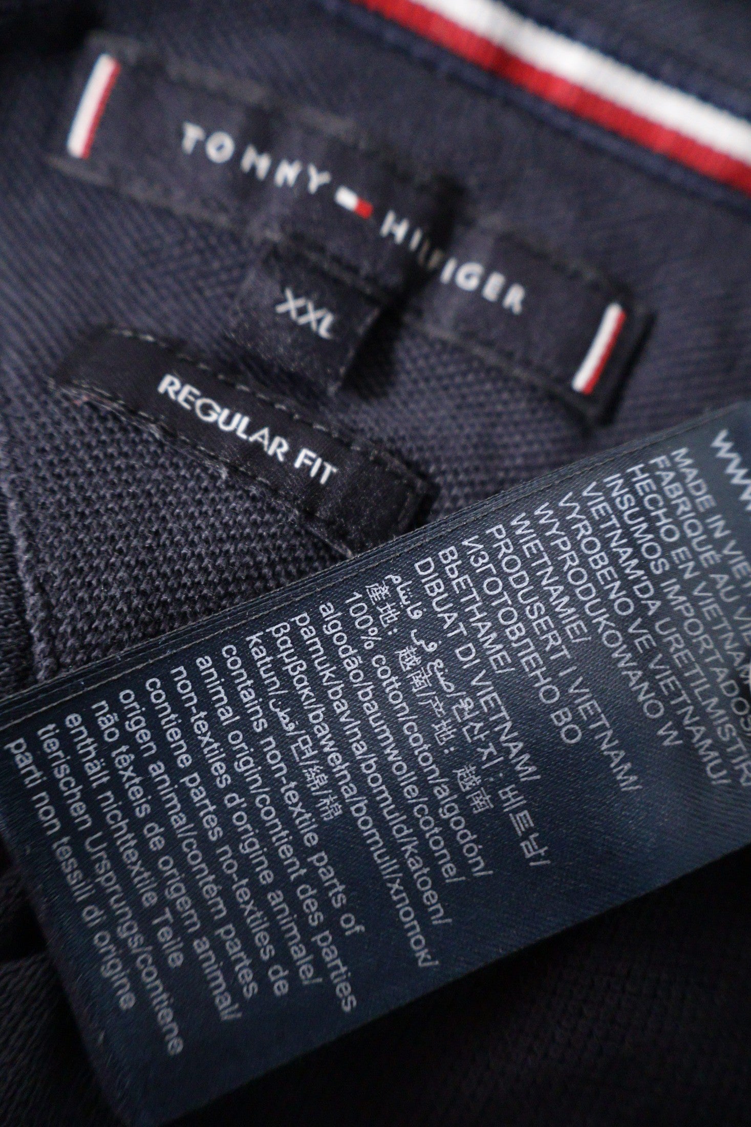 Tricou Tommy Hilfiger bleumarin, alb mărime XXL etichetă mărime și compoziție second-hand premium