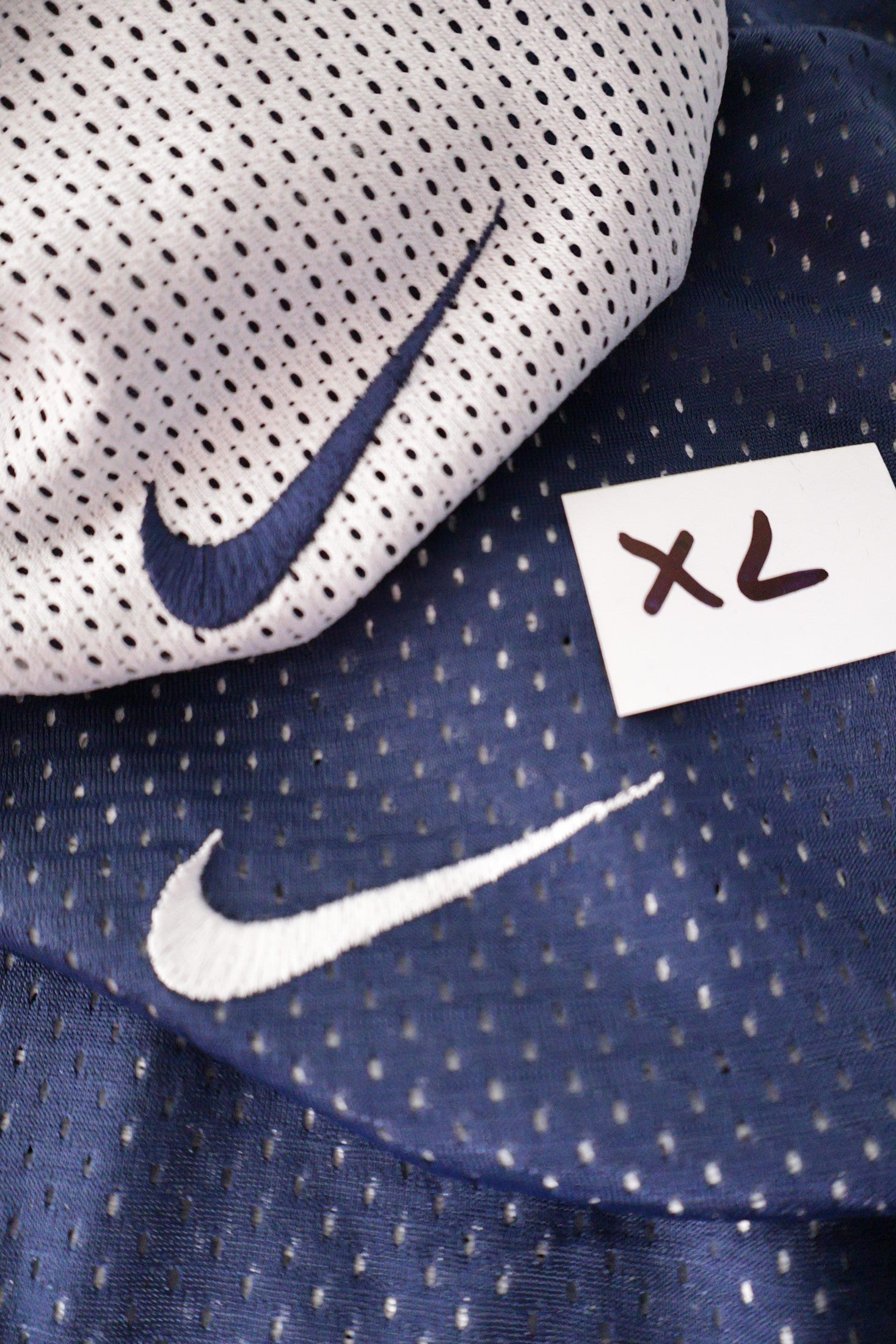 Maiou Nike bleumarin mărime L etichetă mărime și compoziție second-hand premium