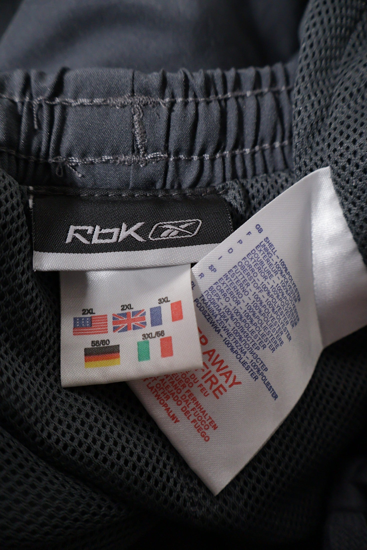 Pantaloni 2/3 Reebok gri mărime 3XL etichetă mărime și compoziție second-hand premium