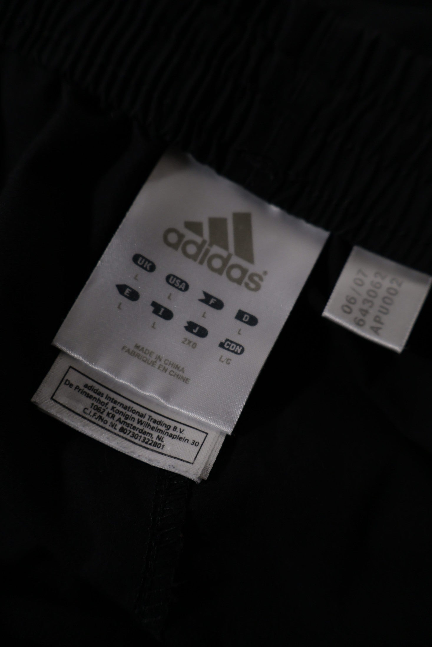 Pantaloni 2/3 adidas negru mărime L etichetă mărime și compoziție second-hand premium