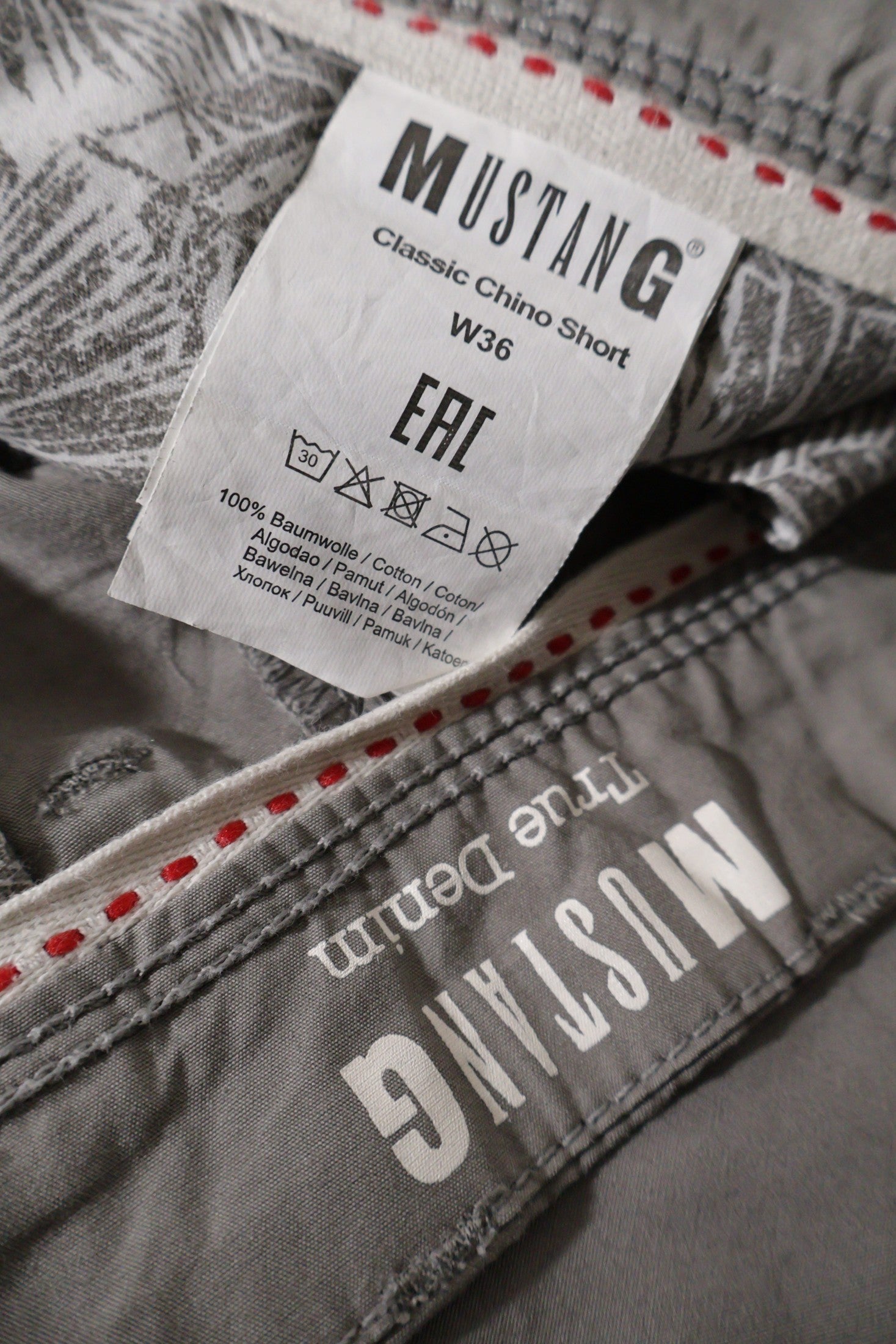 Pantaloni scurti Mustang gri mărime L etichetă mărime și compoziție second-hand premium