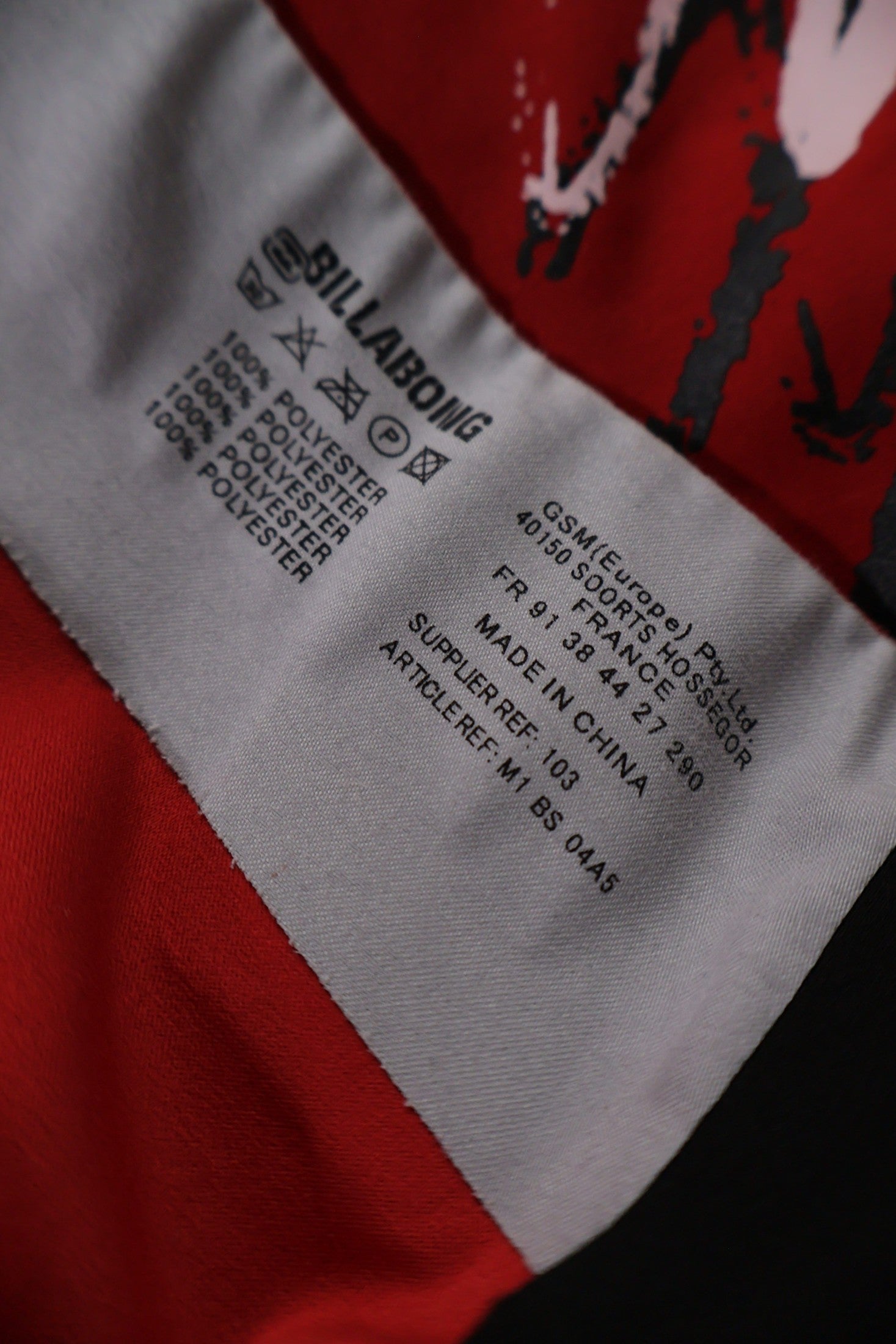 Pantaloni scurti Billabong roșu și negru mărime L etichetă mărime și compoziție second-hand premium