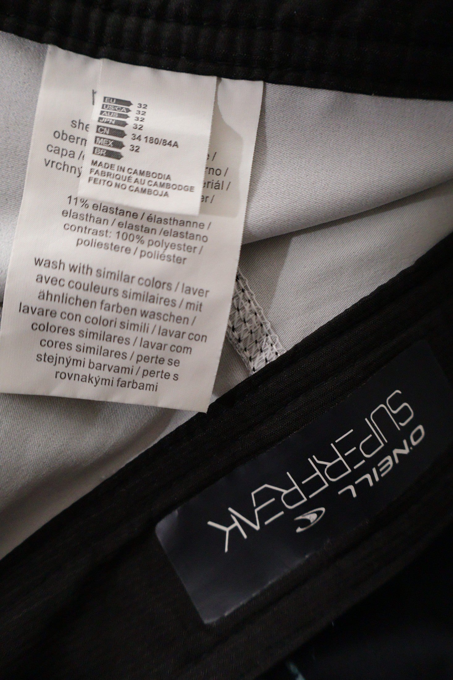 Pantaloni scurti O'Neill negru cu print albastru-verzui mărime S etichetă mărime și compoziție second-hand premium
