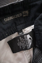 Pantaloni scurti Quiksilver gri închis cu accente roșii mărime S etichetă mărime și compoziție second-hand premium