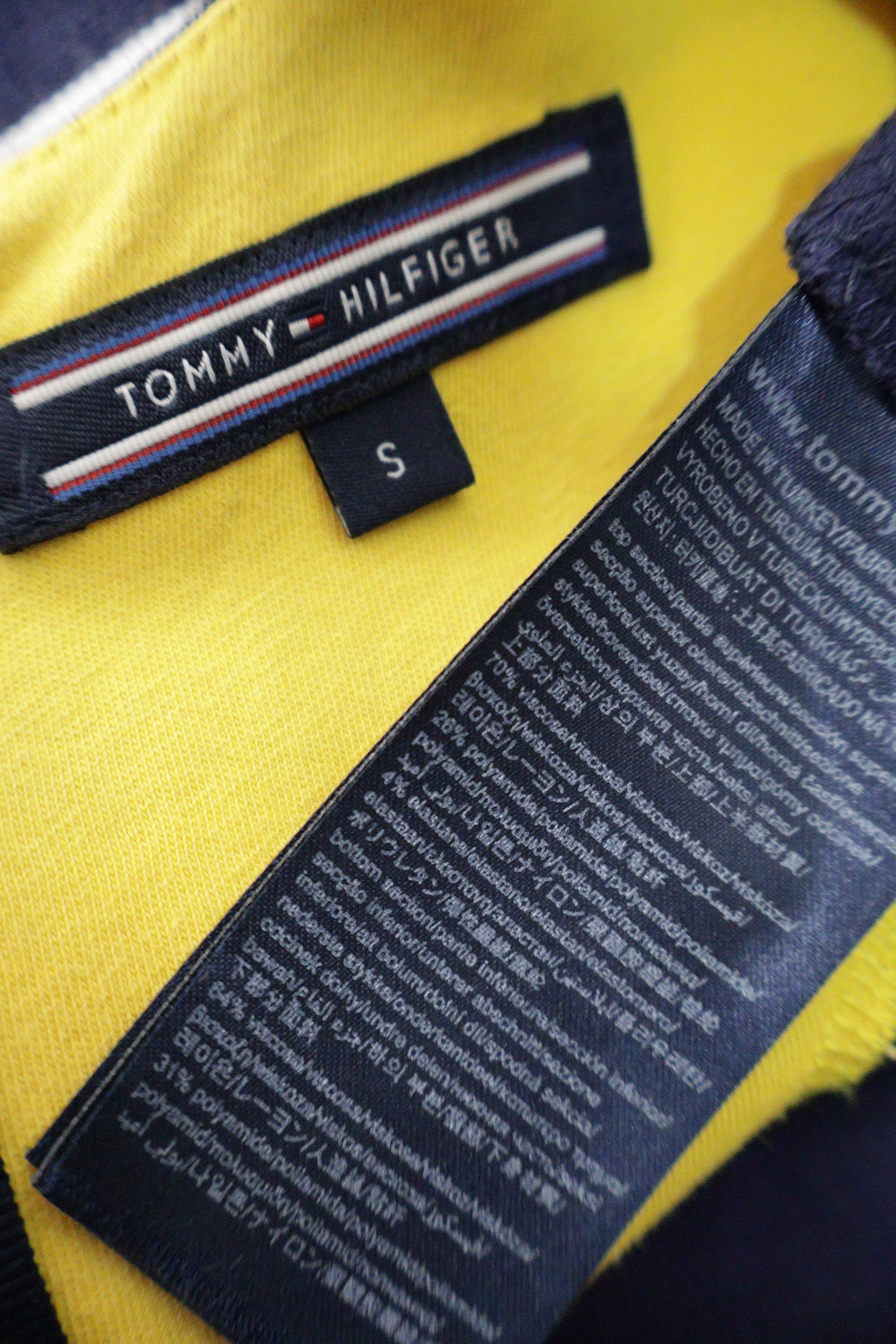 Rochie Tommy Hilfiger bleumarin și alb, cu accente galbene mărime S etichetă mărime și compoziție second-hand premium