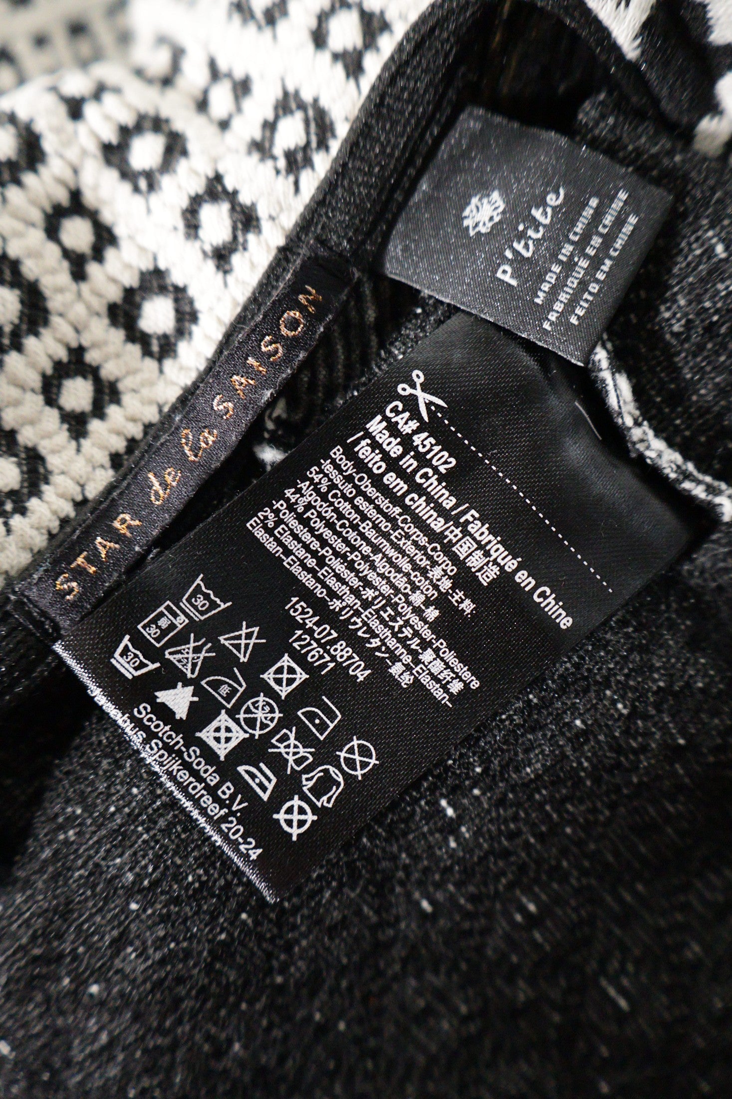 Rochie MAISON SCOTCH alb și negru mărime S etichetă mărime și compoziție second-hand premium