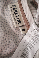 Tricou Naketano alb crem cu imprimeu bleumarin și accente maro mărime S etichetă mărime și compoziție second-hand premium