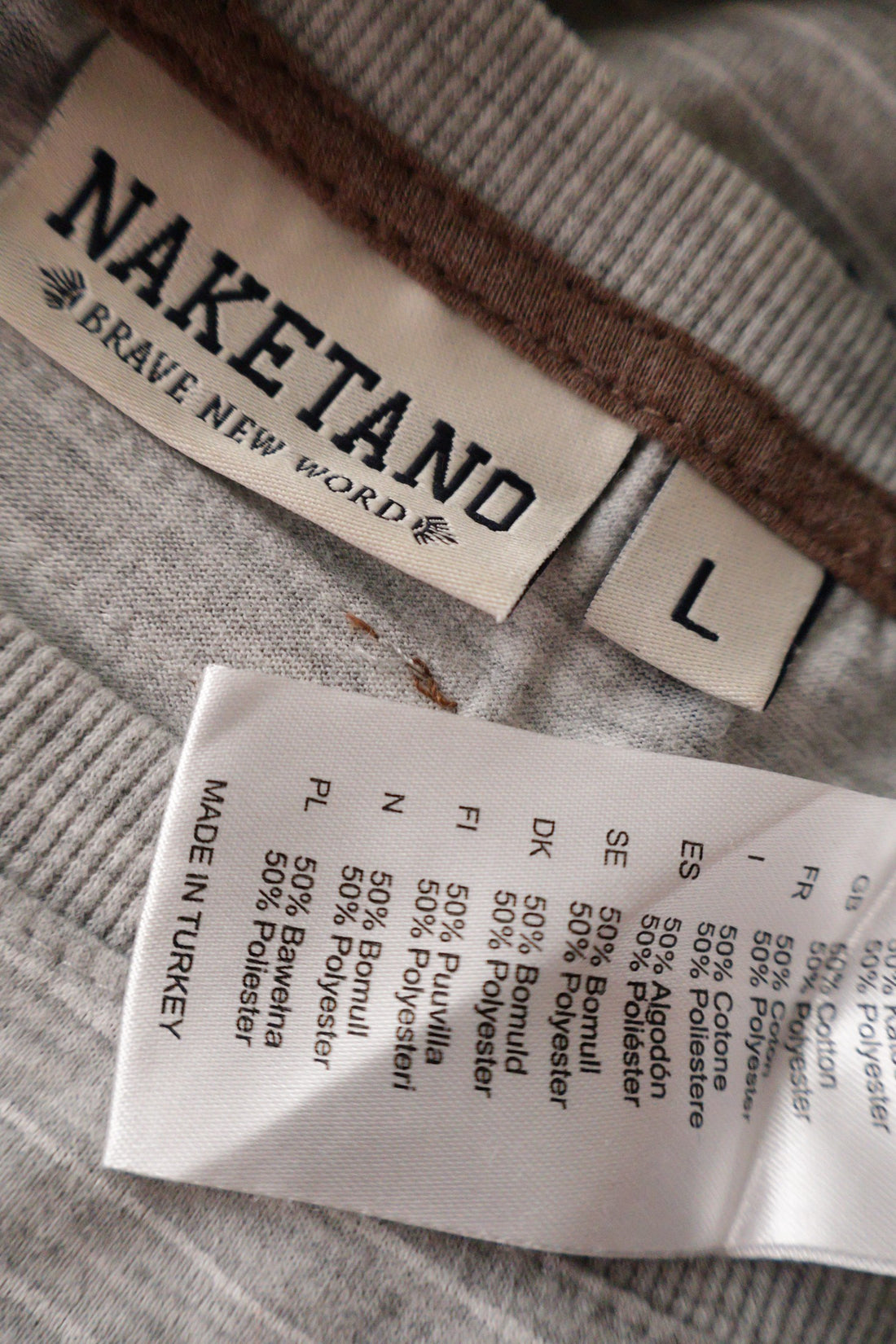 Tricou Naketano gri deschis cu imprimeu bleumarin mărime L etichetă mărime și compoziție second-hand premium