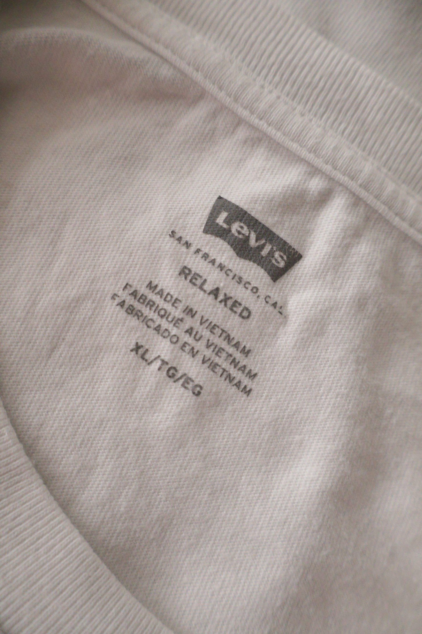 Tricou Levi's alb mărime XL etichetă mărime și compoziție second-hand premium