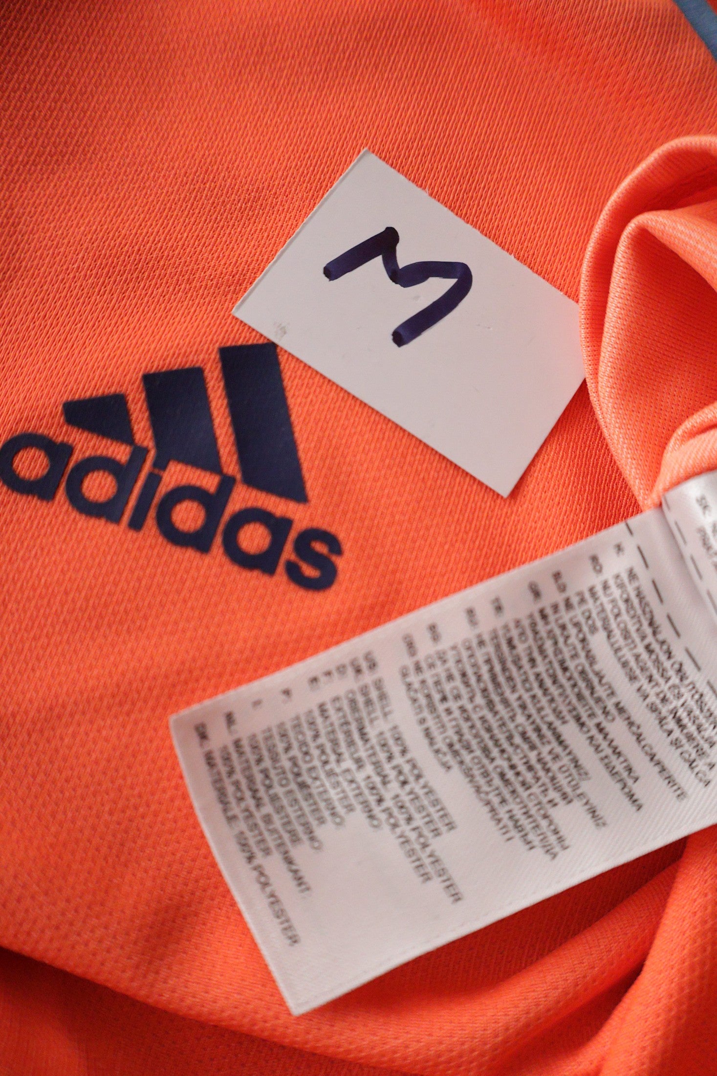 Tricou adidas portocaliu corai cu detalii bleumarin și albastru deschis mărime S etichetă mărime și compoziție second-hand…