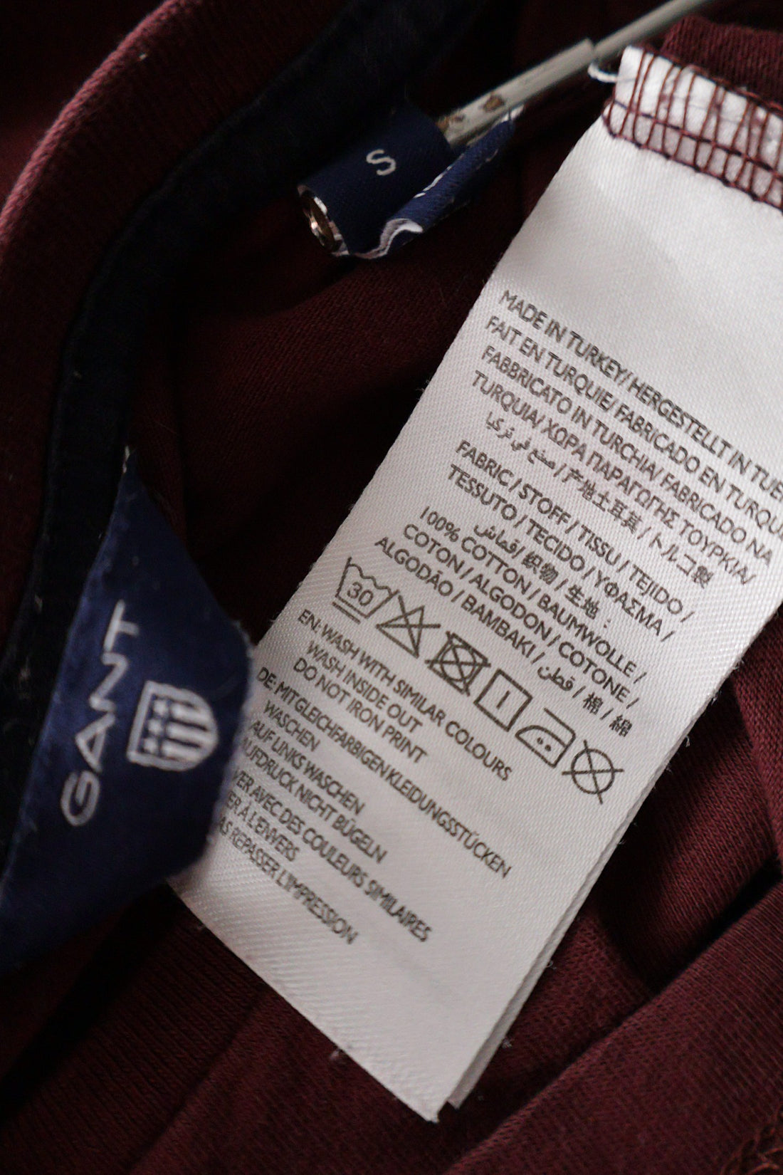 Tricou GANT bordo mărime S etichetă mărime și compoziție second-hand premium