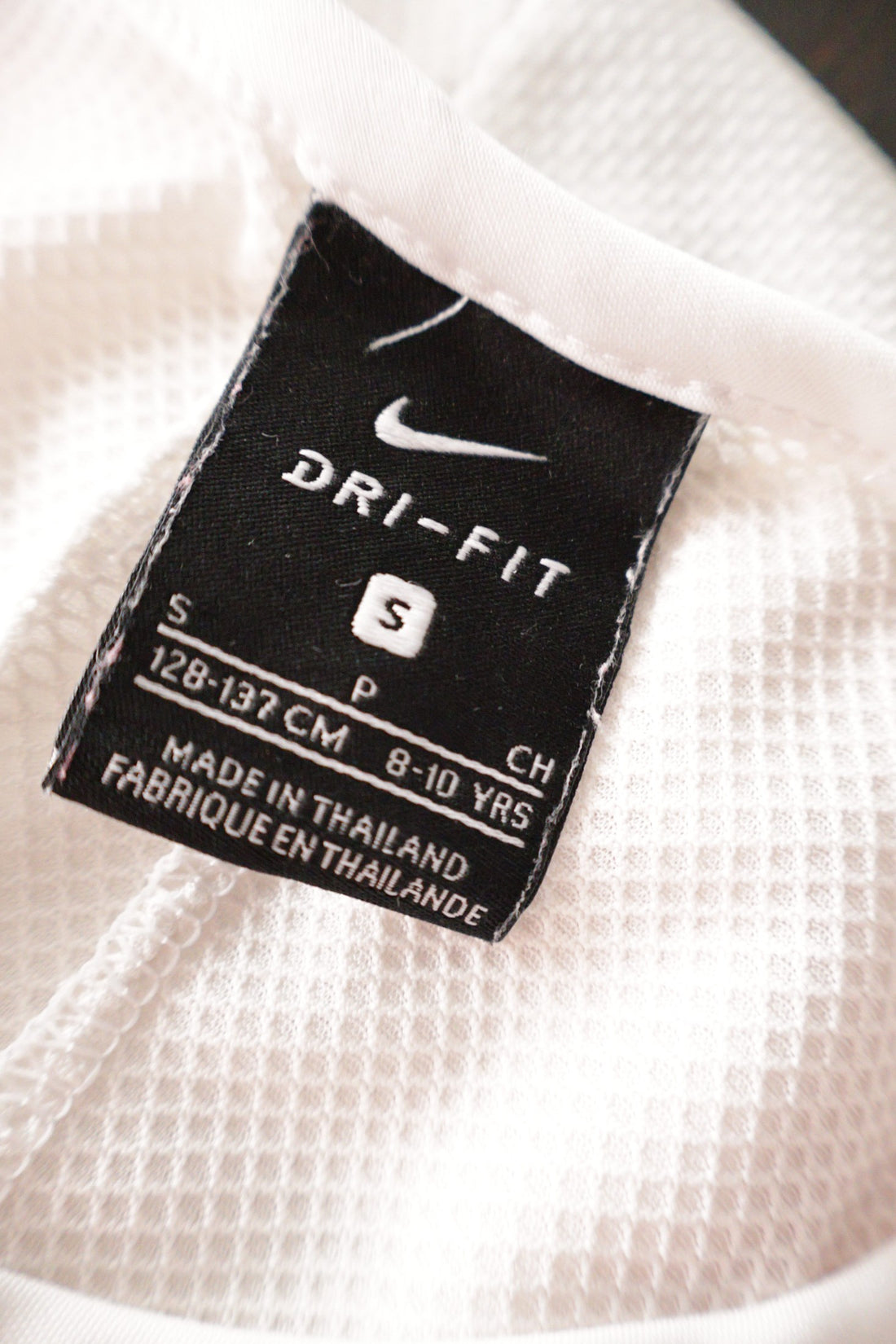 Maiou Nike alb și roz pal mărime S etichetă mărime și compoziție second-hand premium