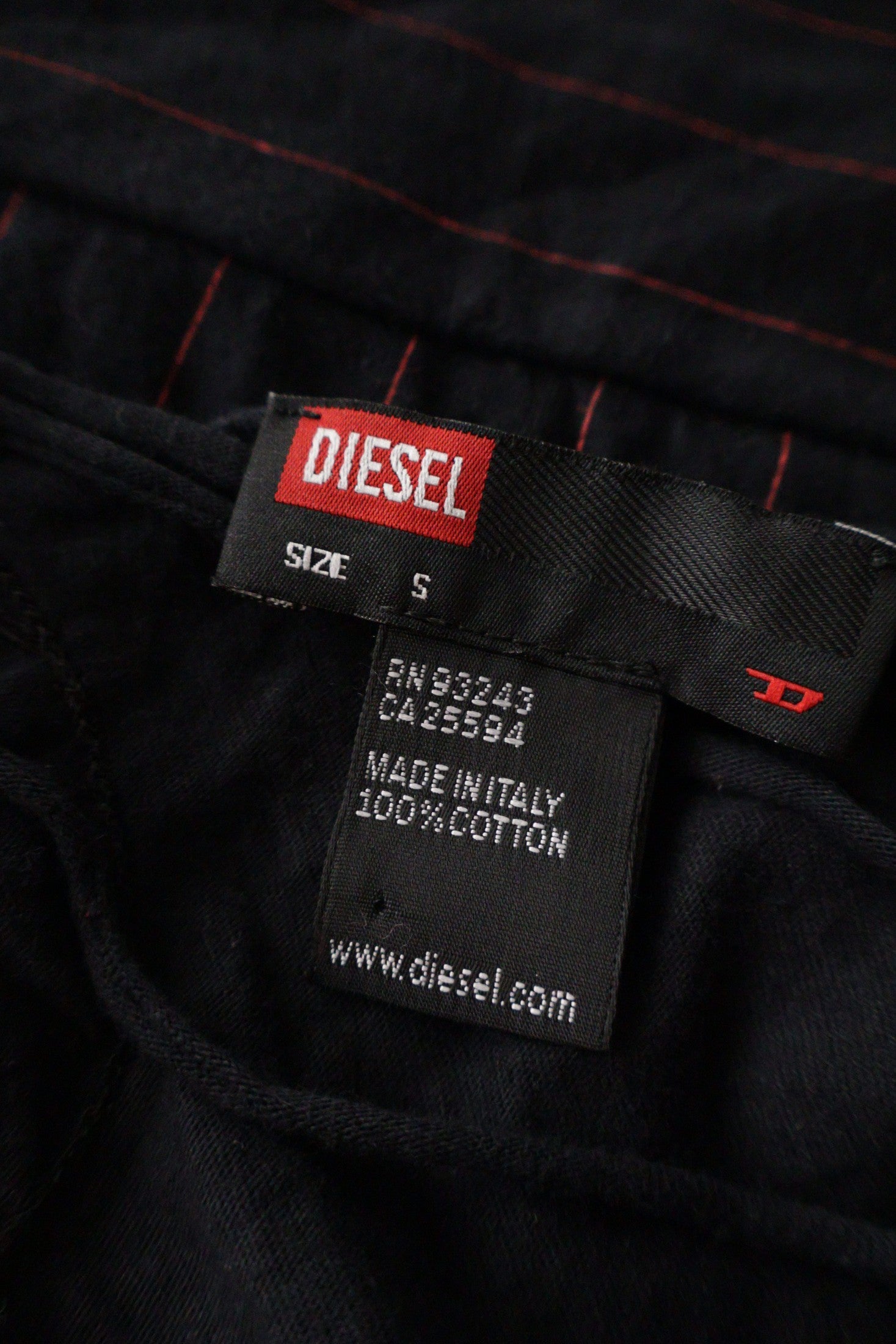 Top Diesel negru cu accente roz mărime S etichetă mărime și compoziție second-hand premium