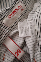 Pantaloni scurti O'Neill alb cu dungi negre fine mărime XS etichetă mărime și compoziție second-hand premium