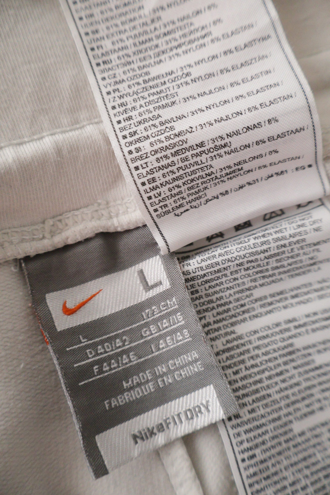 Pantaloni 2/3 NIKE alb mărime L etichetă mărime și compoziție second-hand premium