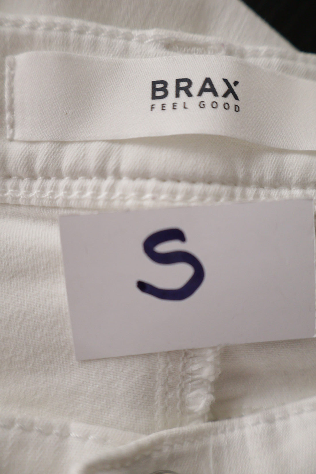 Pantaloni BRAX alb mărime S etichetă mărime și compoziție second-hand premium