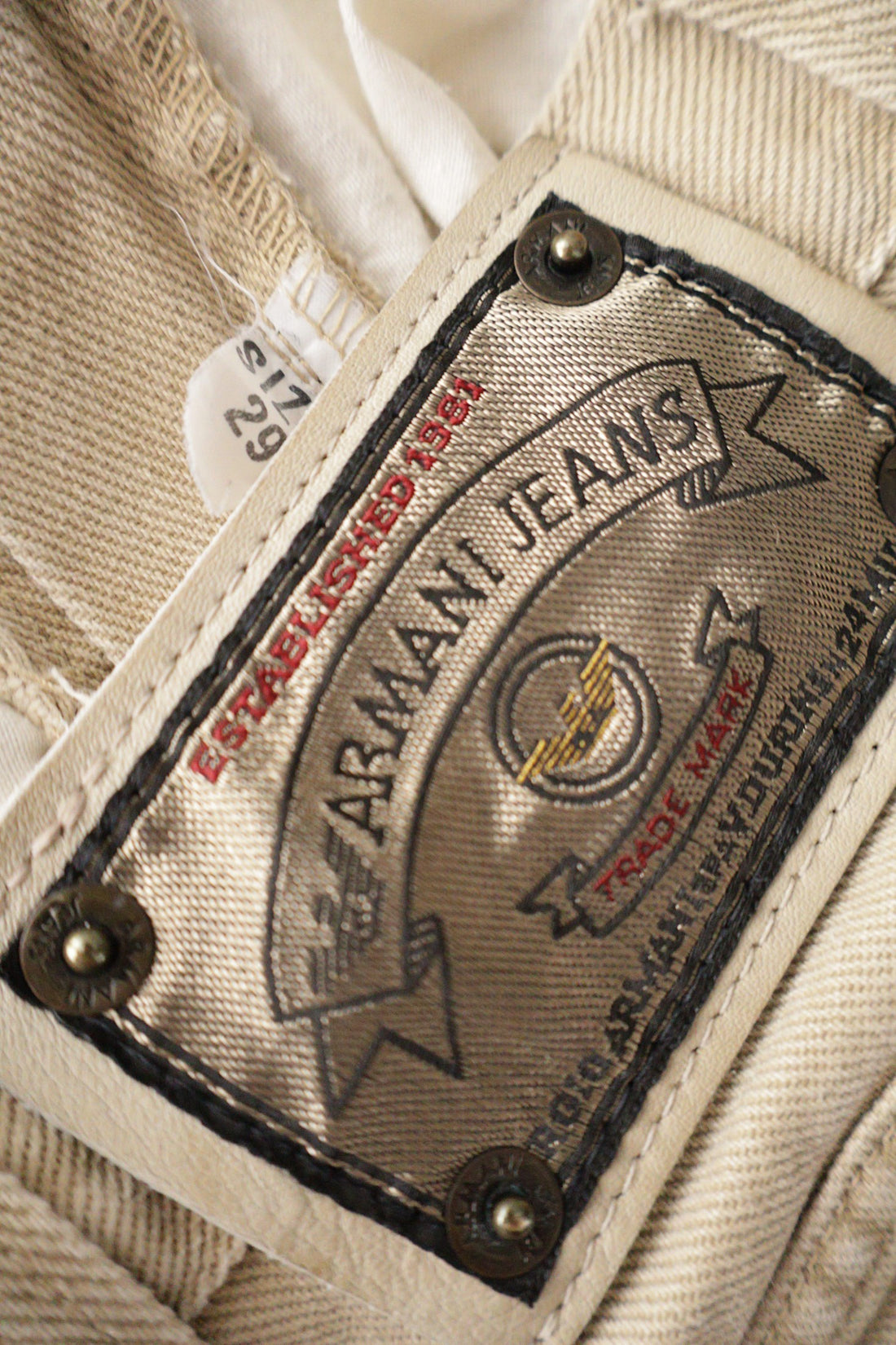 Blugi Armani Jeans bej mărime W29 etichetă mărime și compoziție second-hand premium