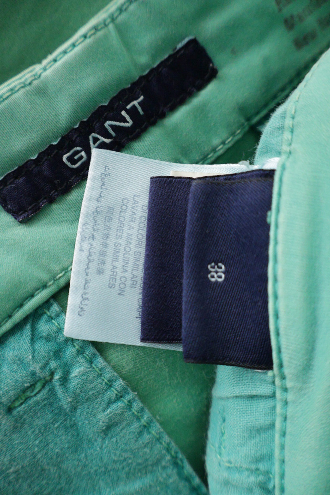 Pantaloni GANT verde mentă mărime M etichetă mărime și compoziție second-hand premium
