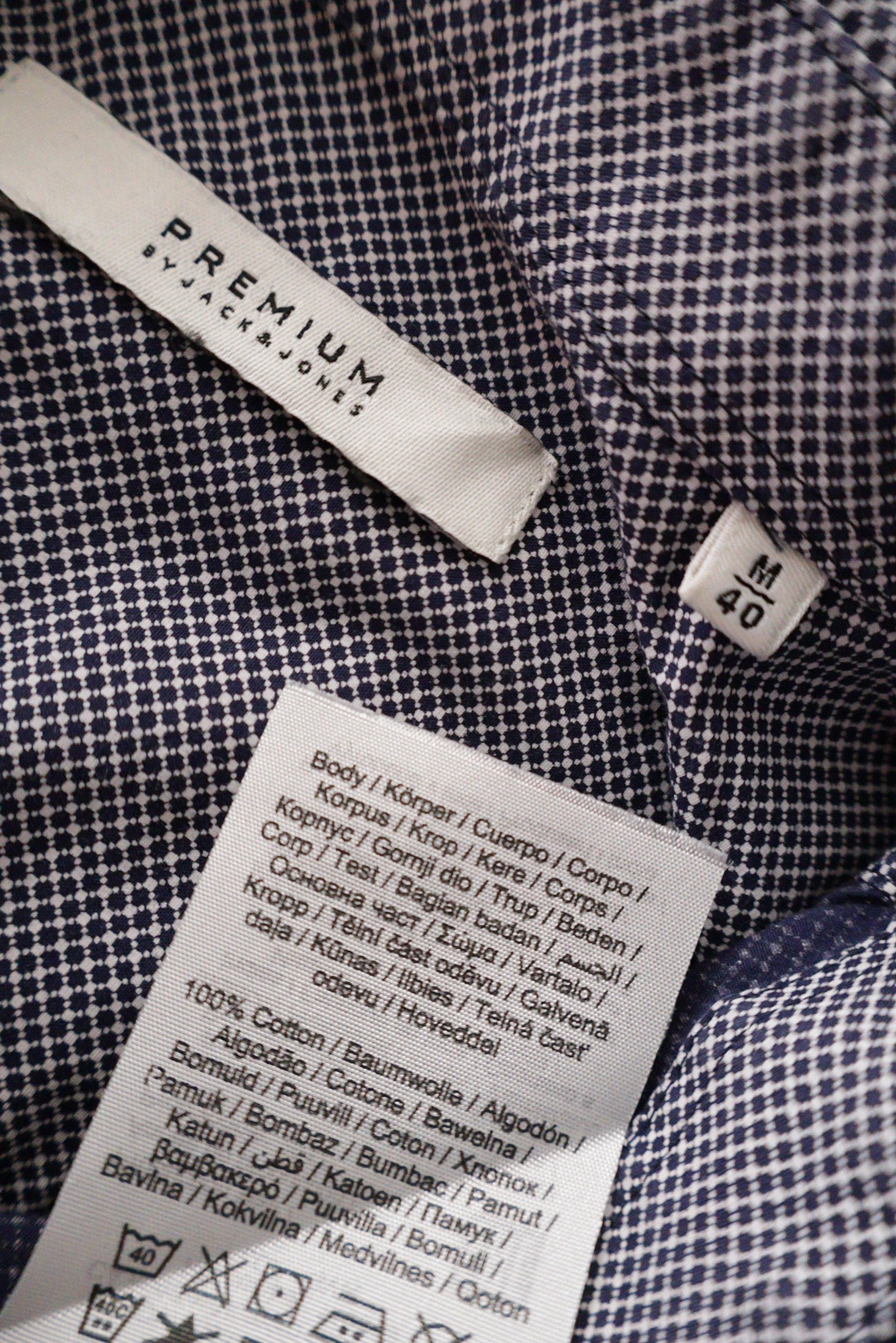 Camasa Premium by Jack & Jones bleumarin cu micro-model alb mărime M etichetă mărime și compoziție second-hand premium