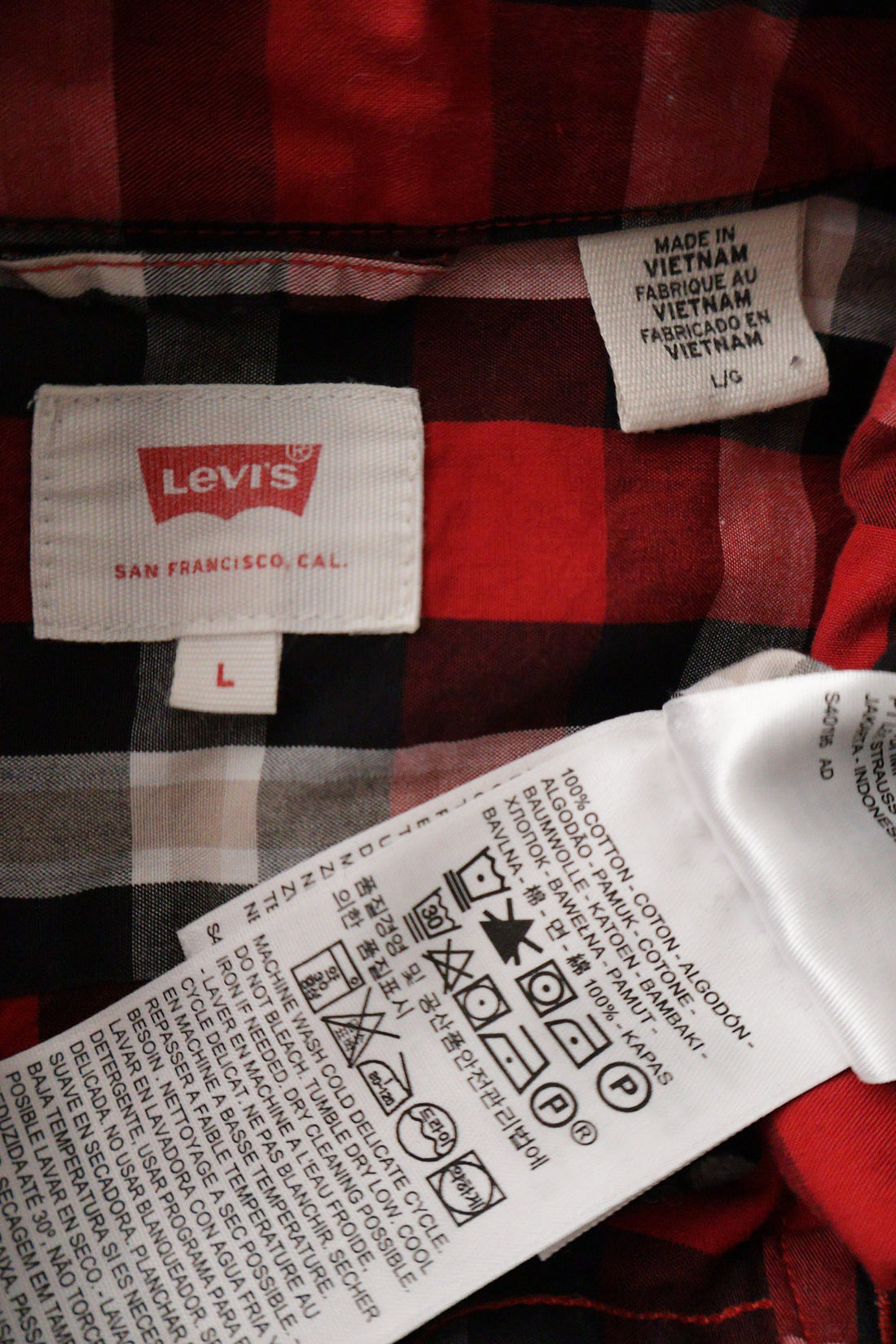 Camasa Levi's roșu, negru, alb, gri în carouri mărime L etichetă mărime și compoziție second-hand premium
