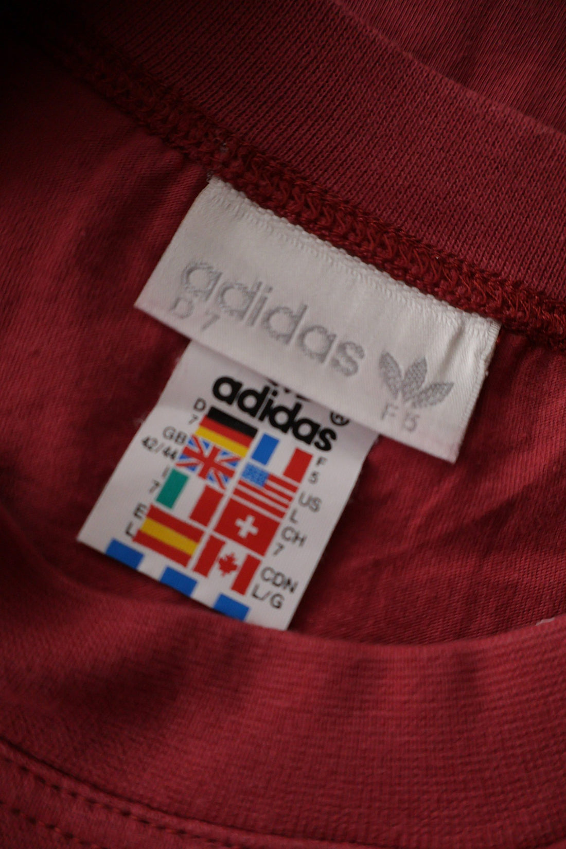Tricou adidas roșu mărime L etichetă mărime și compoziție second-hand premium
