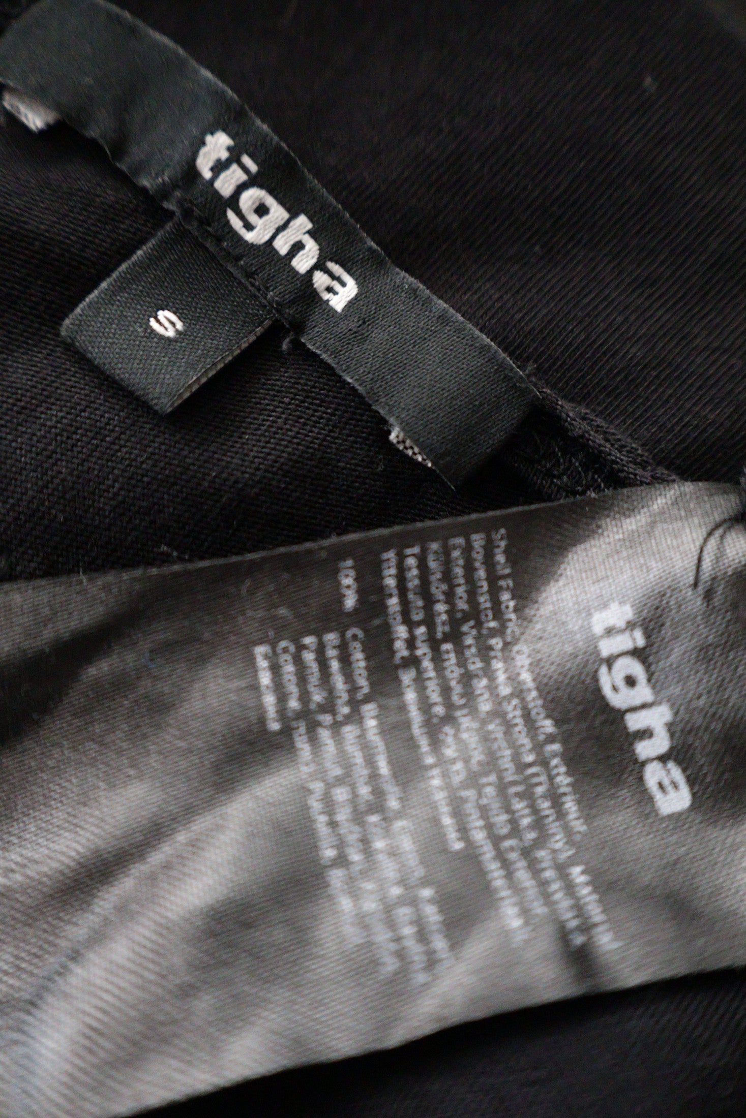 Tricou tigha negru mărime S etichetă mărime și compoziție second-hand premium