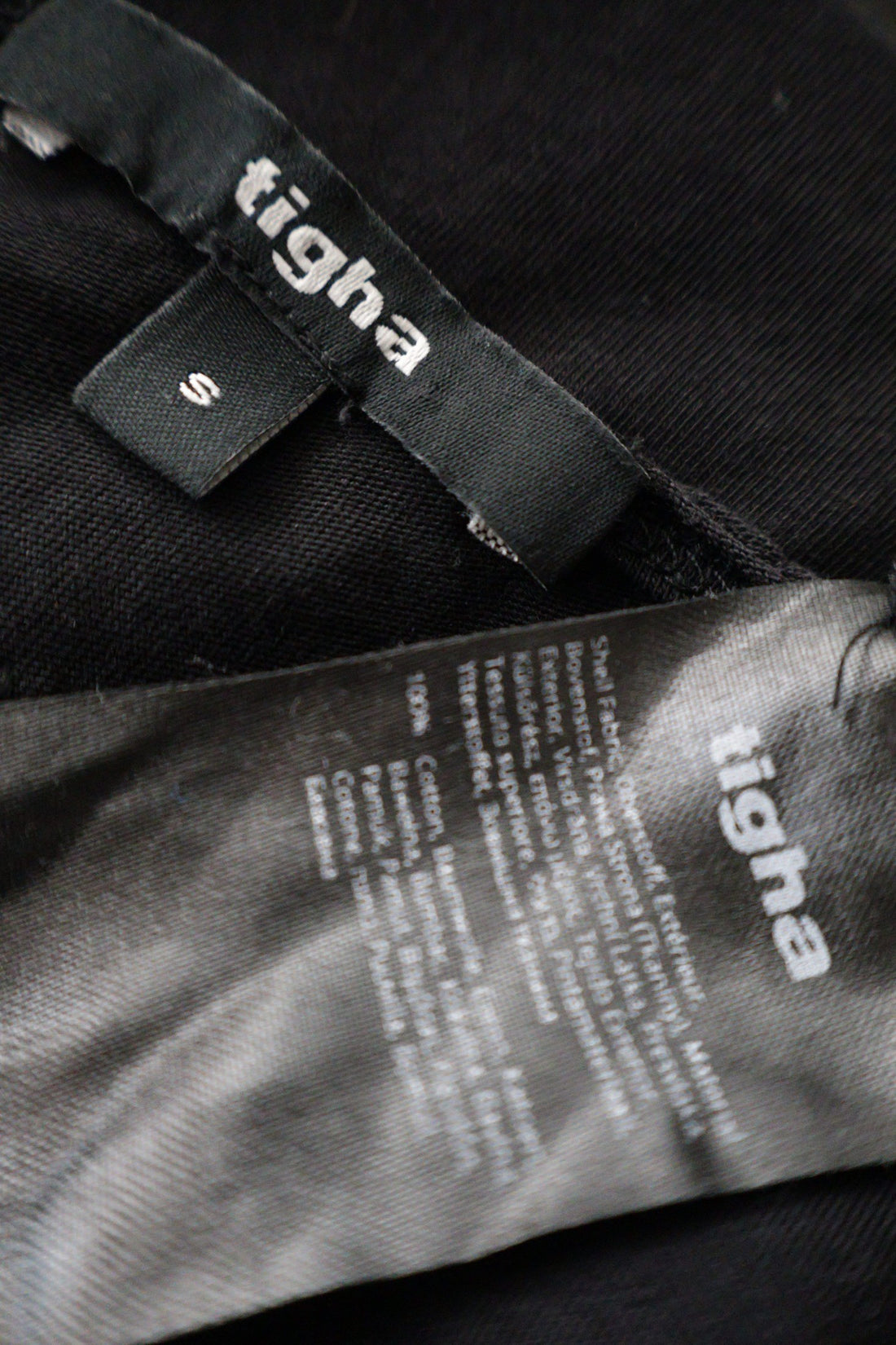 Tricou tigha negru mărime S etichetă mărime și compoziție second-hand premium