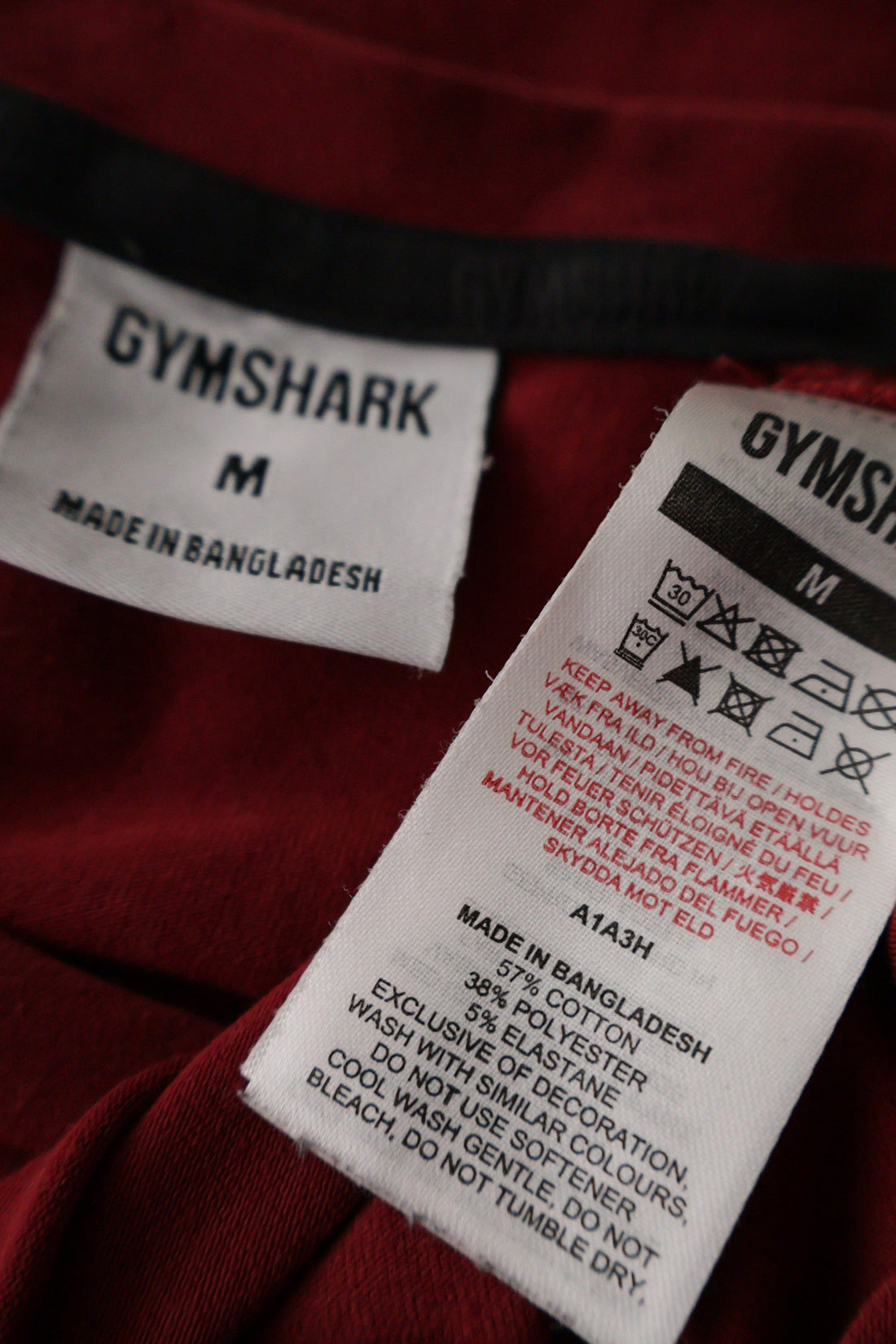 Tricou Gymshark roșu mărime M etichetă mărime și compoziție second-hand premium