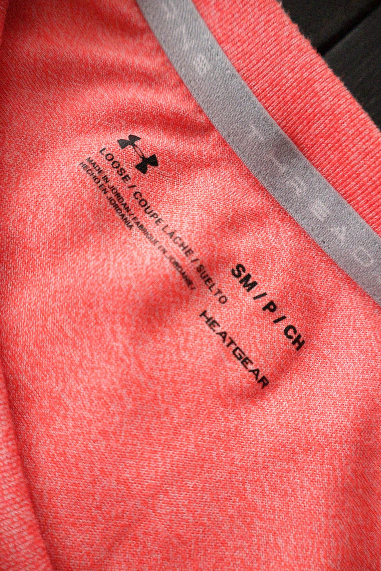 Tricou Under Armour coral / roz coral melanj mărime S etichetă mărime și compoziție second-hand premium