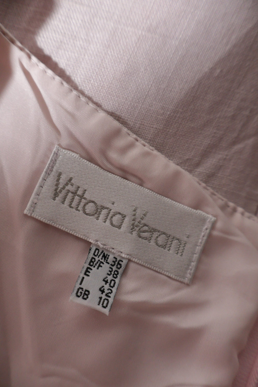 Rochie Victoria Veni roz pudrat mărime M etichetă mărime și compoziție second-hand premium