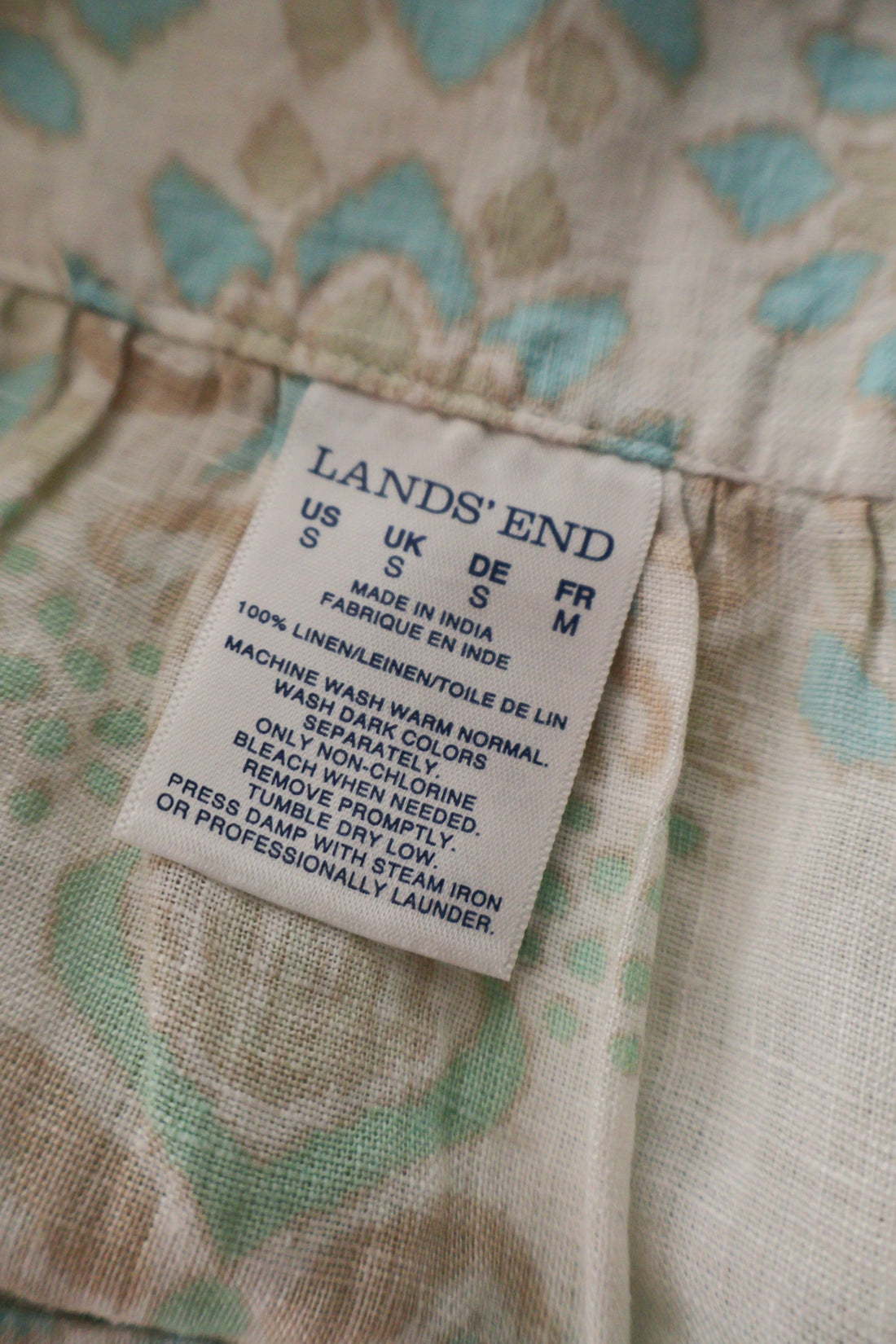 Camasa Lands' End alb cu imprimeu pastel bleu, bej si verde mărime M etichetă mărime și compoziție second-hand premium