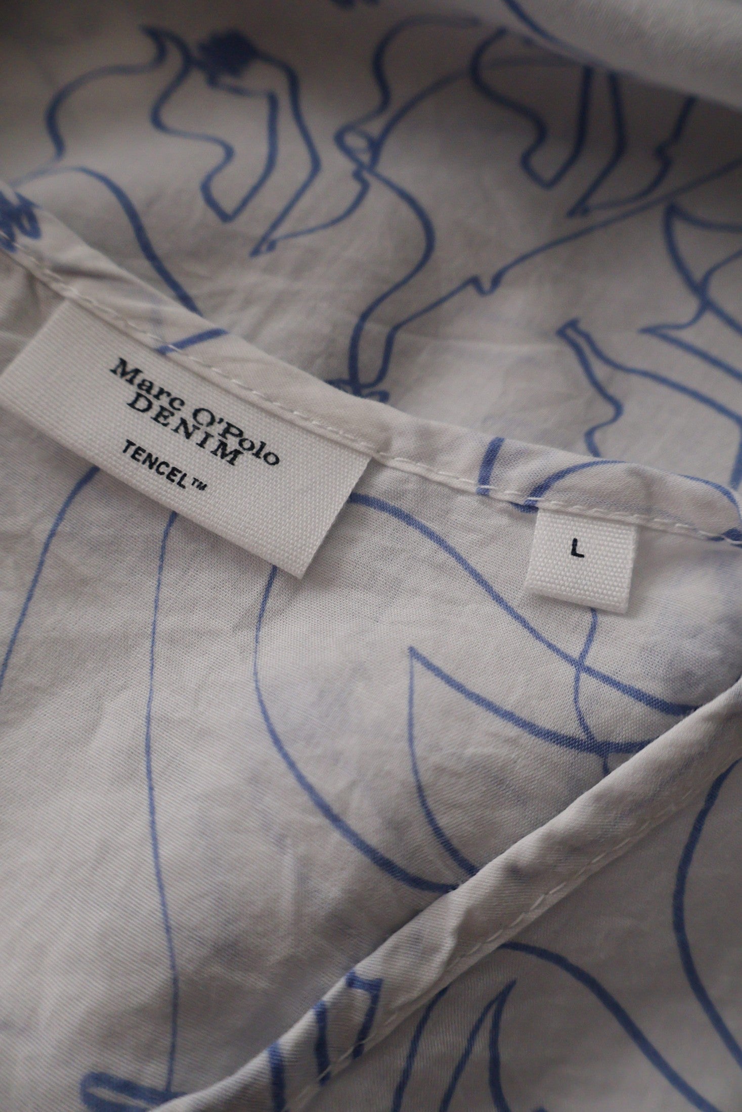 Bluza Marc O'Polo DENIM alb cu imprimeu albastru deschis mărime L etichetă mărime și compoziție second-hand premium