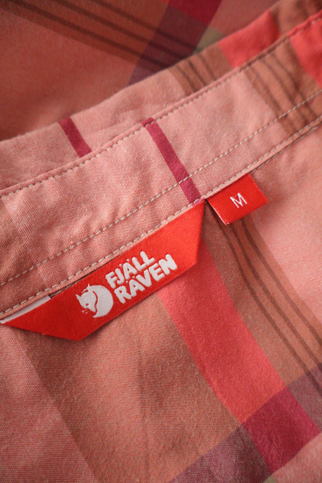 Camasa Fjallräven roz, bej, corai mărime M etichetă mărime și compoziție second-hand premium