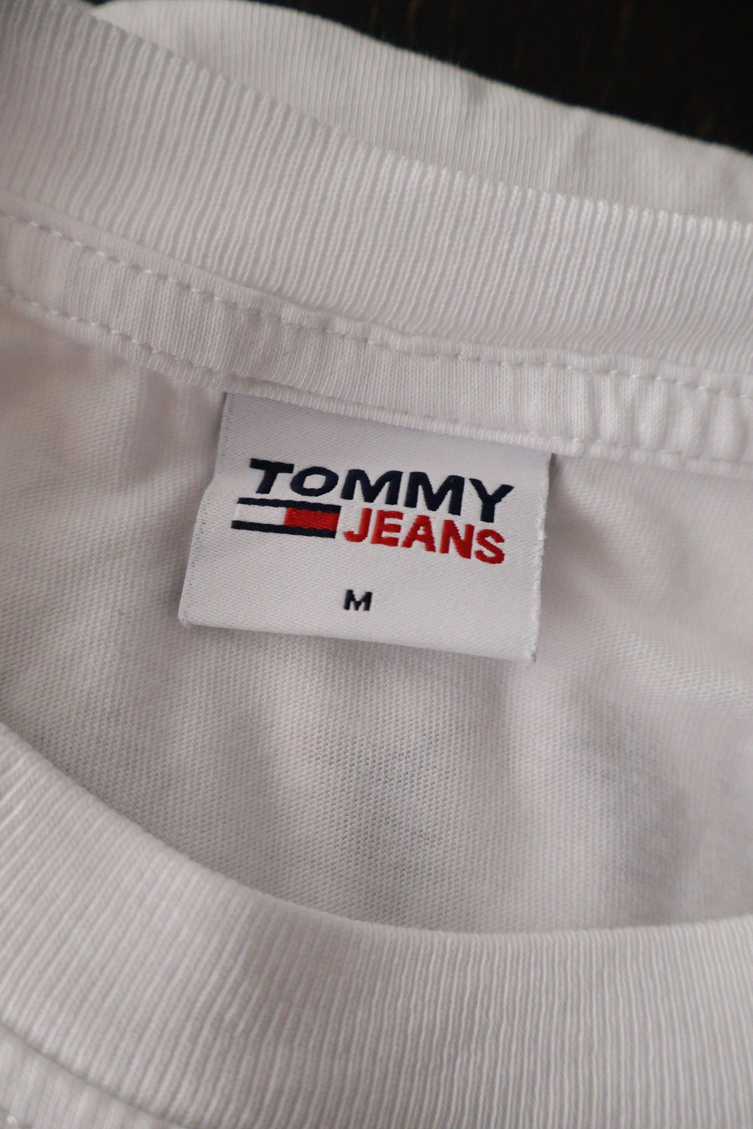 Tricou Tommy Jeans alb mărime M etichetă mărime și compoziție second-hand premium