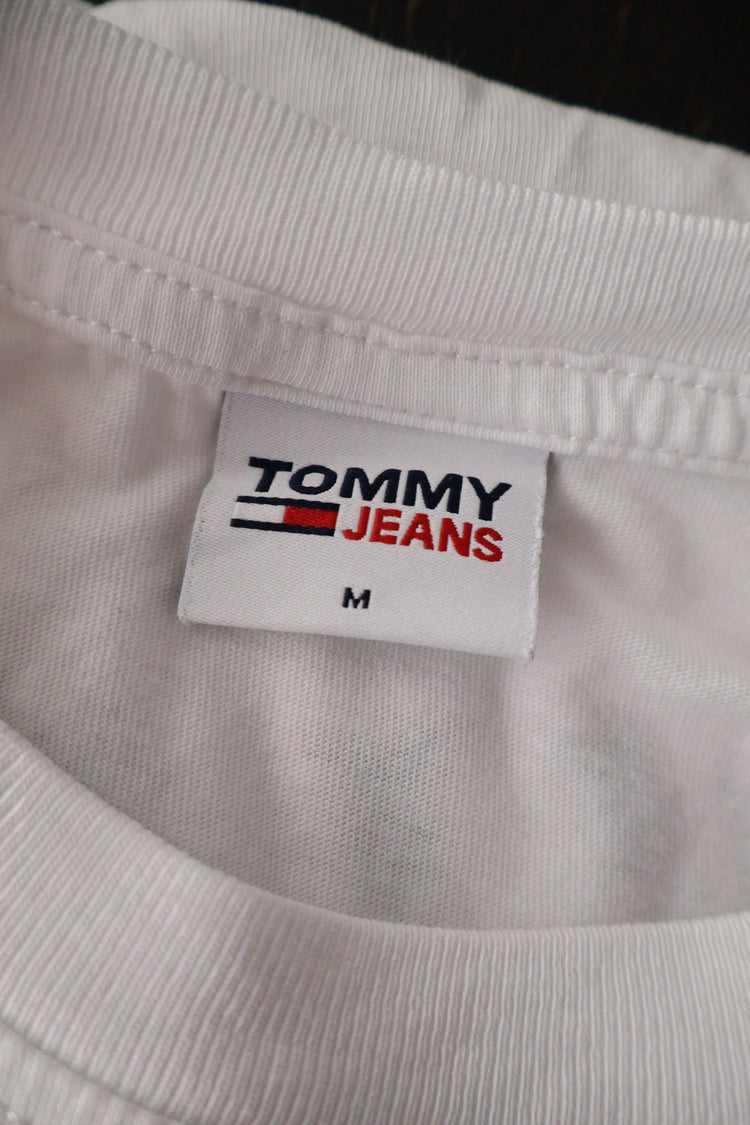 Tricou Tommy Jeans alb mărime M etichetă mărime și compoziție second-hand premium
